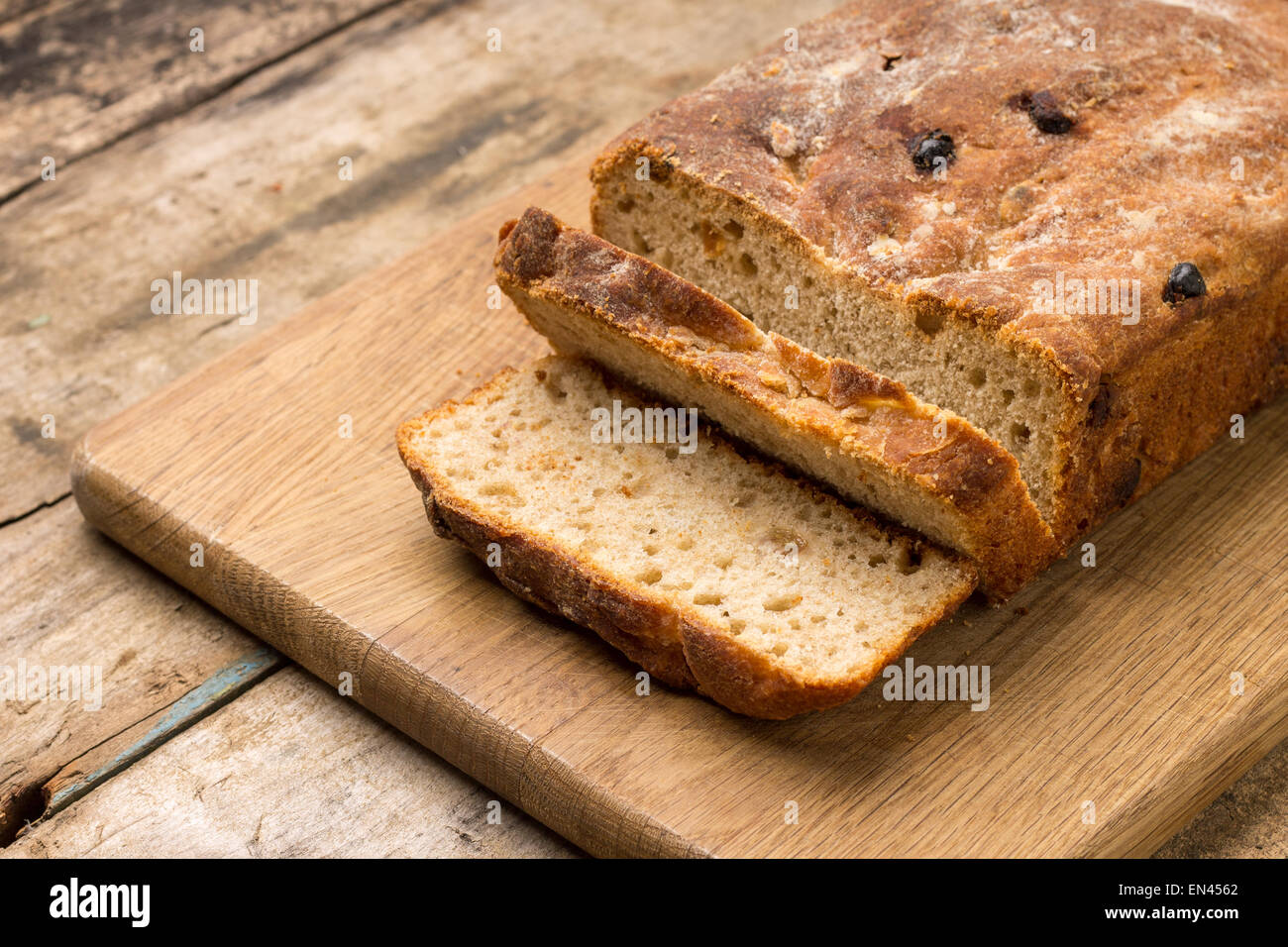In Scheiben geschnitten Brot hausgemachte ungesäuertes Weizenbrot auf Schneidebrett Stockfoto