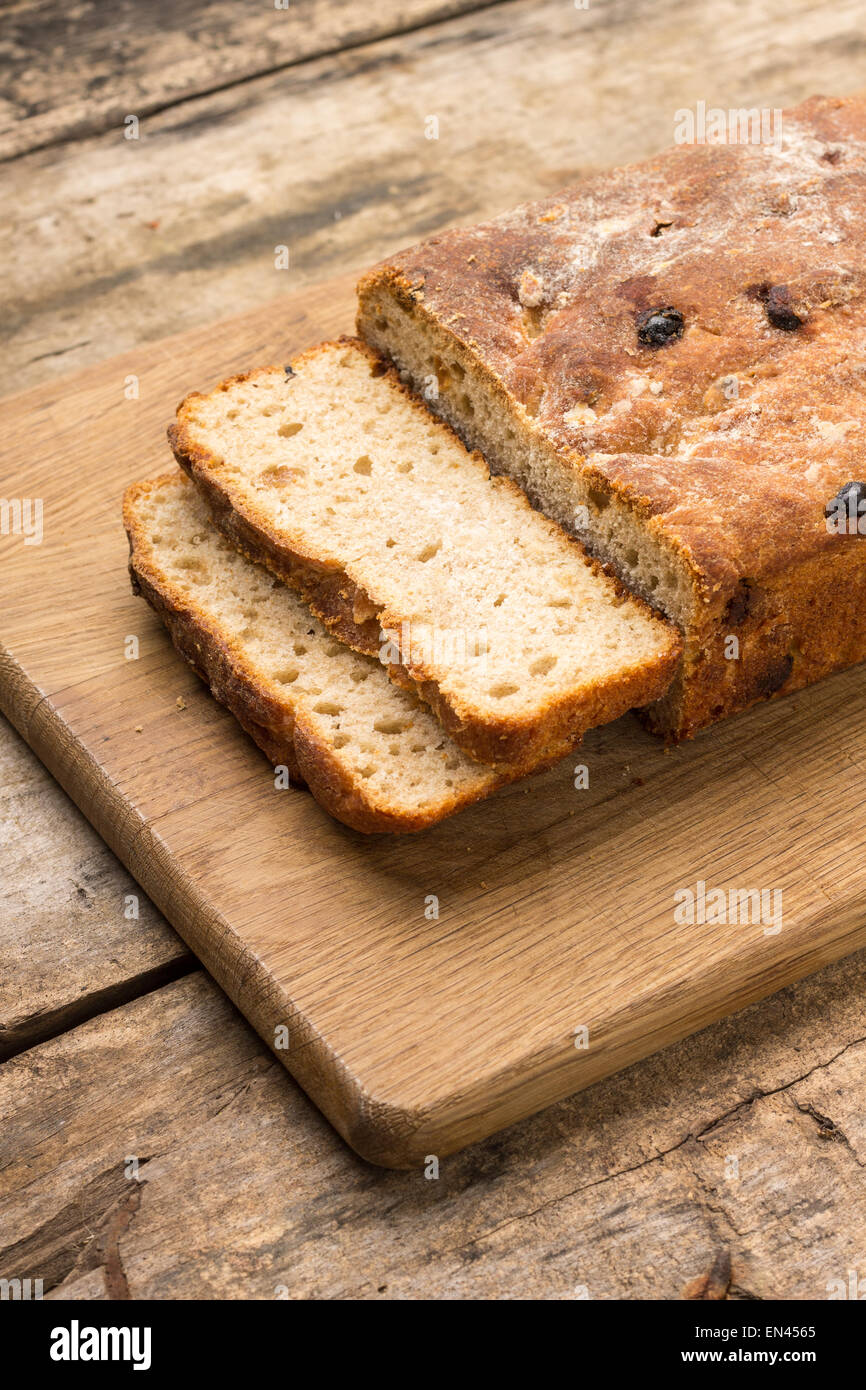 In Scheiben geschnitten Brot Weizen ungesäuertes Brot auf Holztisch Stockfoto