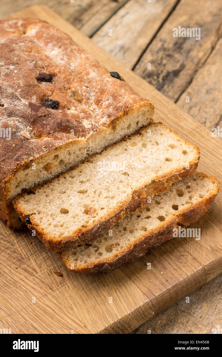 In Scheiben geschnitten Brot Weizen ungesäuertes Brot. Ländliche Bäckerei Hintergrund Stockfoto