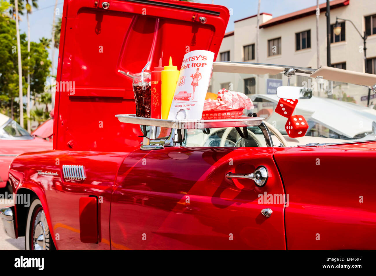 Fenster-Fach im drive-in Diner... Cola, Pommes und Burger... alle auf der Seite Ihre 1960 Rot T-Bird Stockfoto