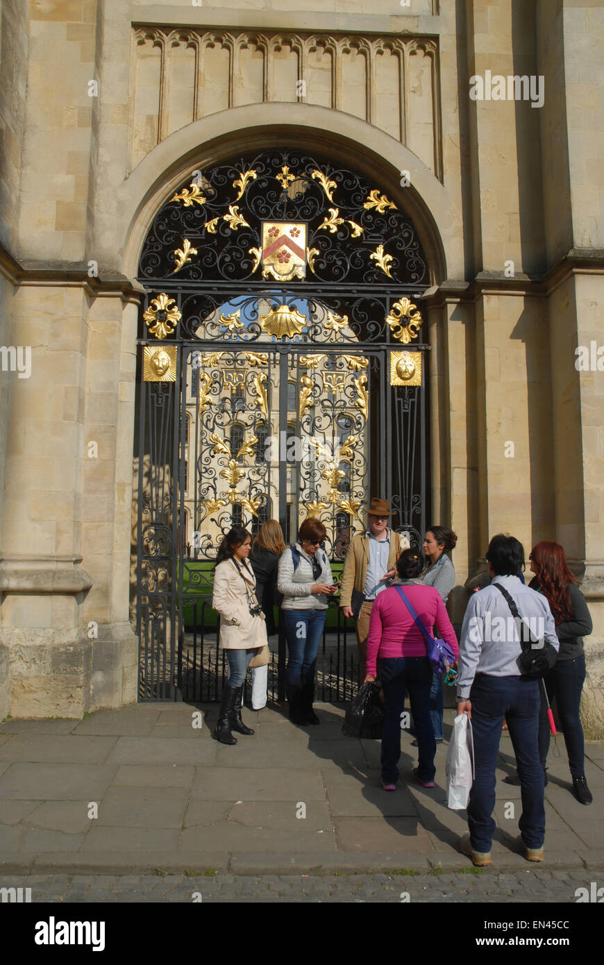 Reiseführer mit Gruppe von Touristen außerhalb einer Oxford University College in Oxford, England Stockfoto