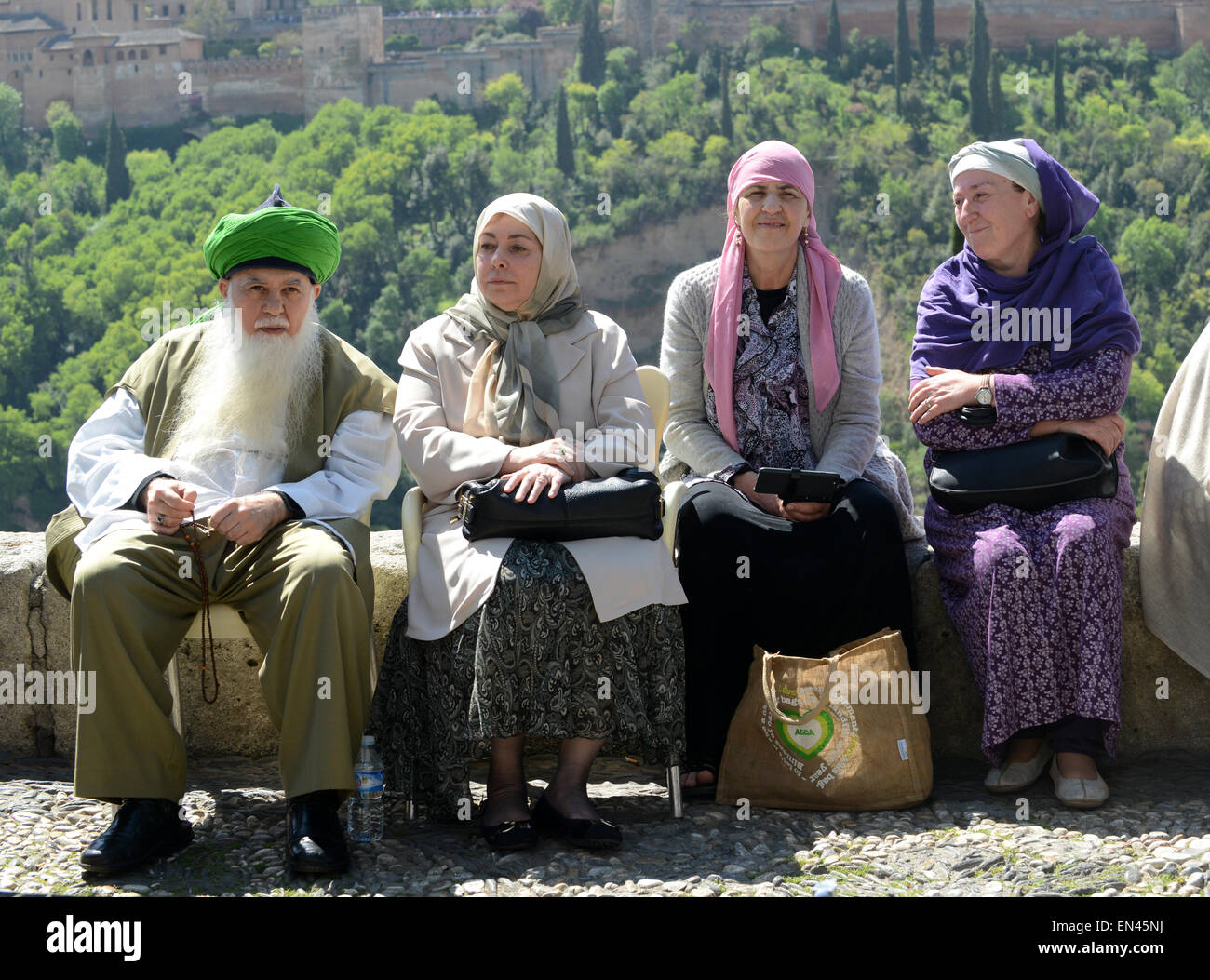 Shaykh Hisham Kabbani prominente libanesisch-amerikanischen Sufi Muslim in Granada Spanien und Hajjah Naziha Adil und Familie und Freunde. Stockfoto