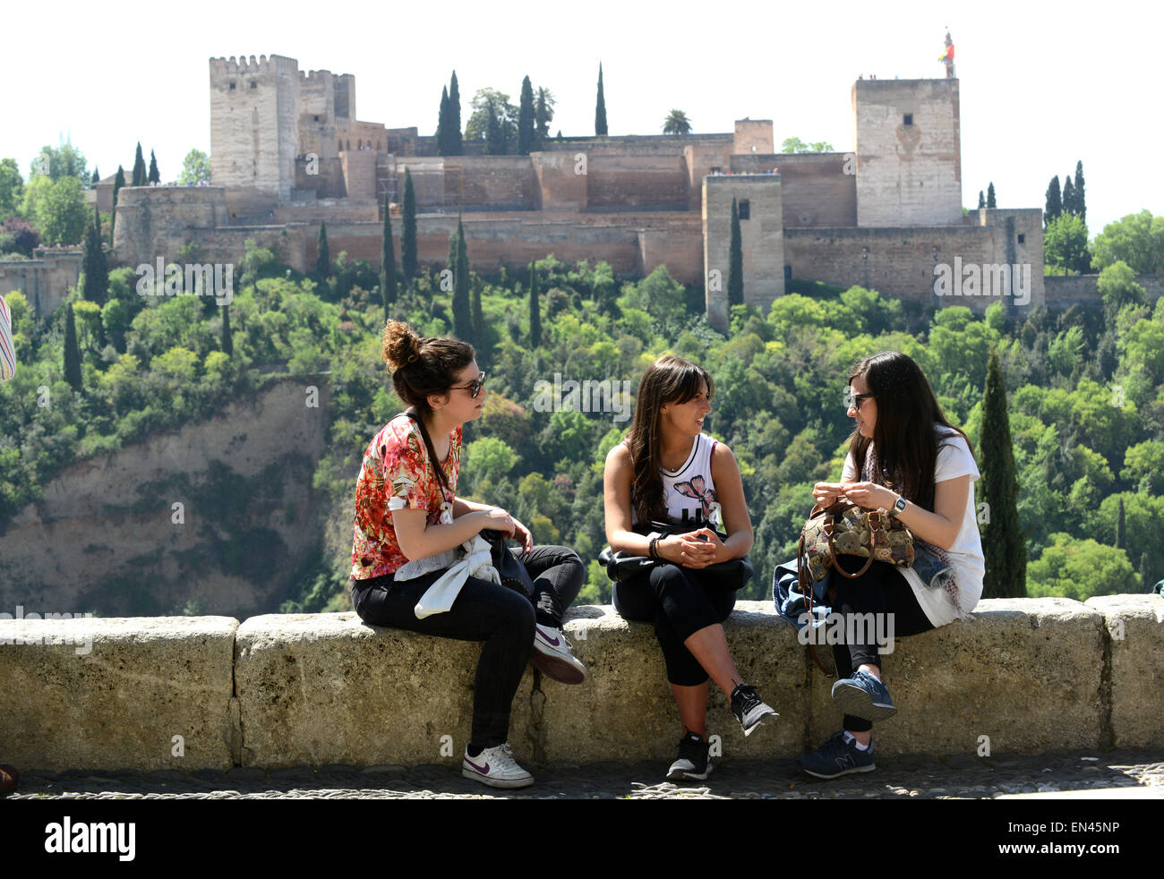 Mädchen Frauen Frauen sitzen sprechen in Granada Spanien Stockfoto