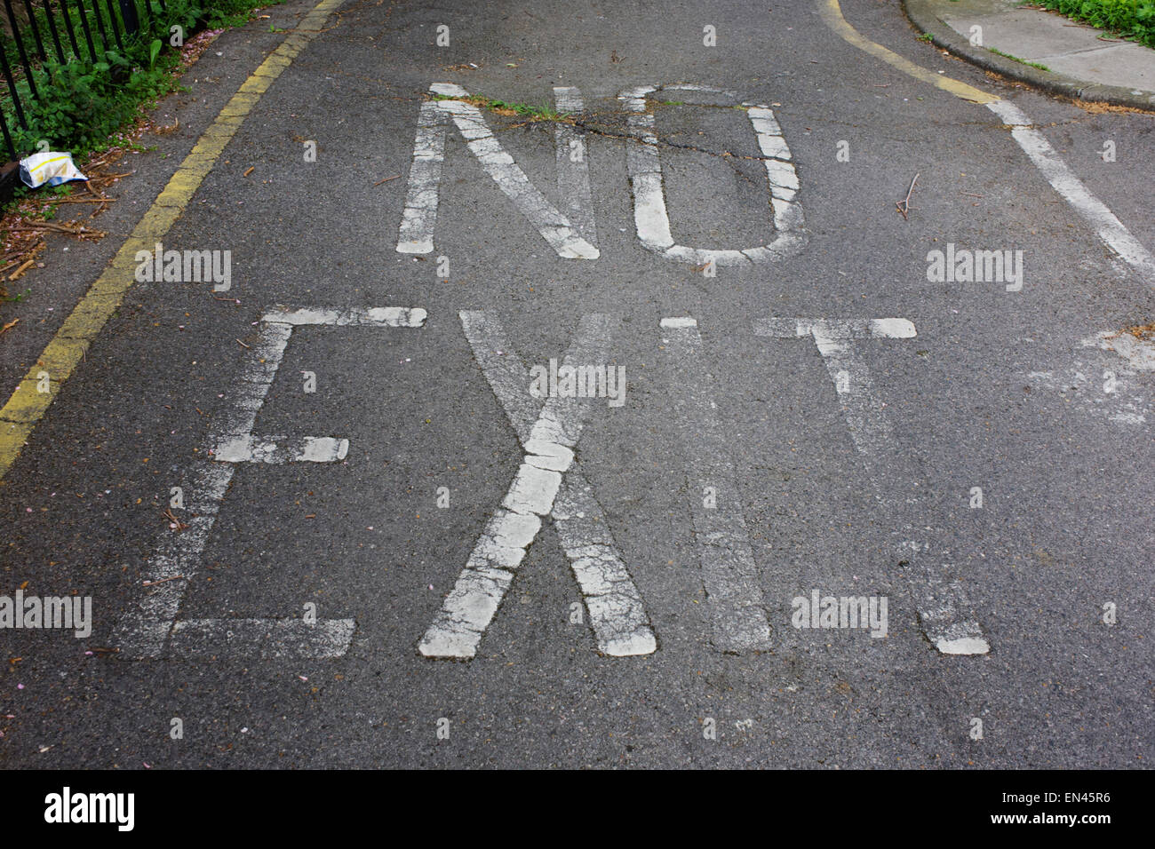 Das Wort NO EXIT verblassen auf South London Wohnsiedlung Fahrbahn. Stockfoto