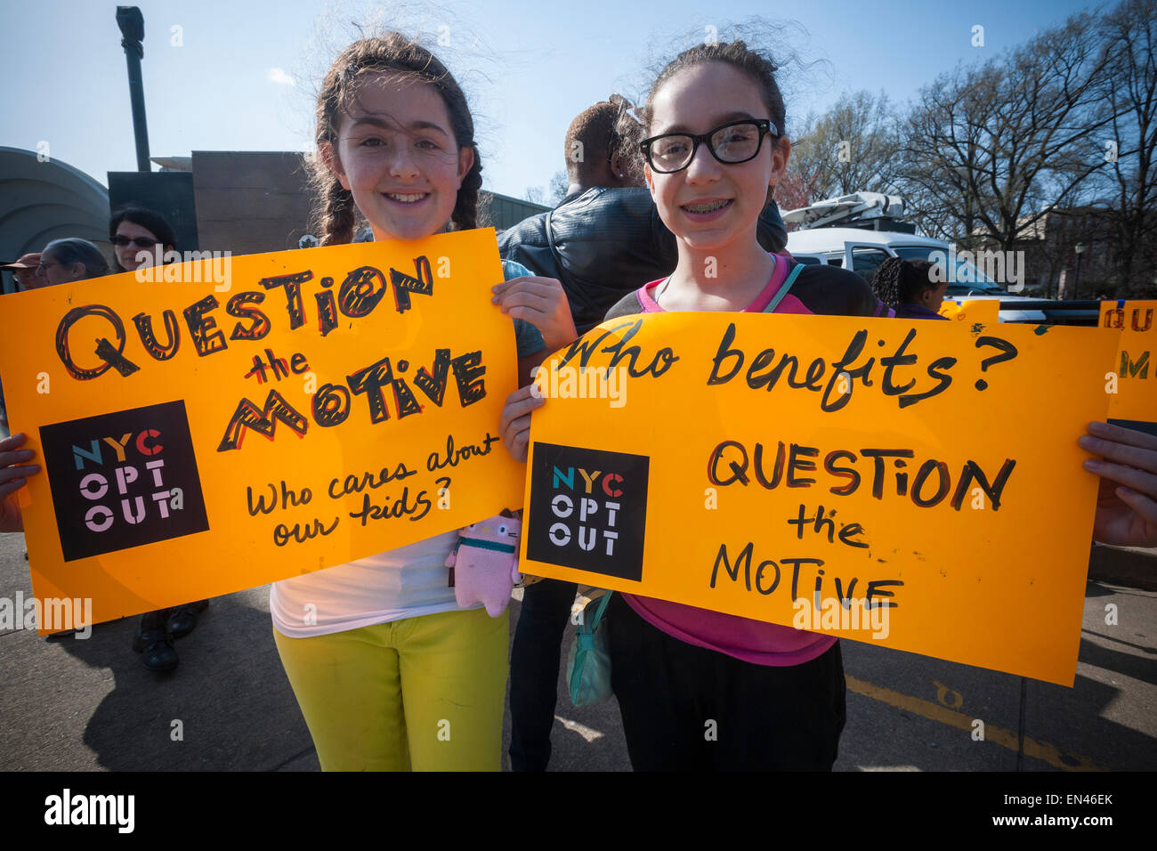 Eltern und ihre Kinder Kundgebung gegen allgemeine Grundsätze zu testen und fordern andere Eltern zu opt-Out, im Prospect Park in Brooklyn in New York am Dienstag, 21. April 2015. Die vom Bund vorgeschriebenen Tests erheben den Zorn vieler Eltern aus verschiedenen Gründen einschließlich verschwenden Zeit im Klassenzimmer und die Bewegung, Lehrer Leistung zu den Testergebnissen zu binden. Fast 175.000 Studenten haben entschieden-im Staat New York nach Anti-Test plädiert Out. (© Richard B. Levine) Stockfoto