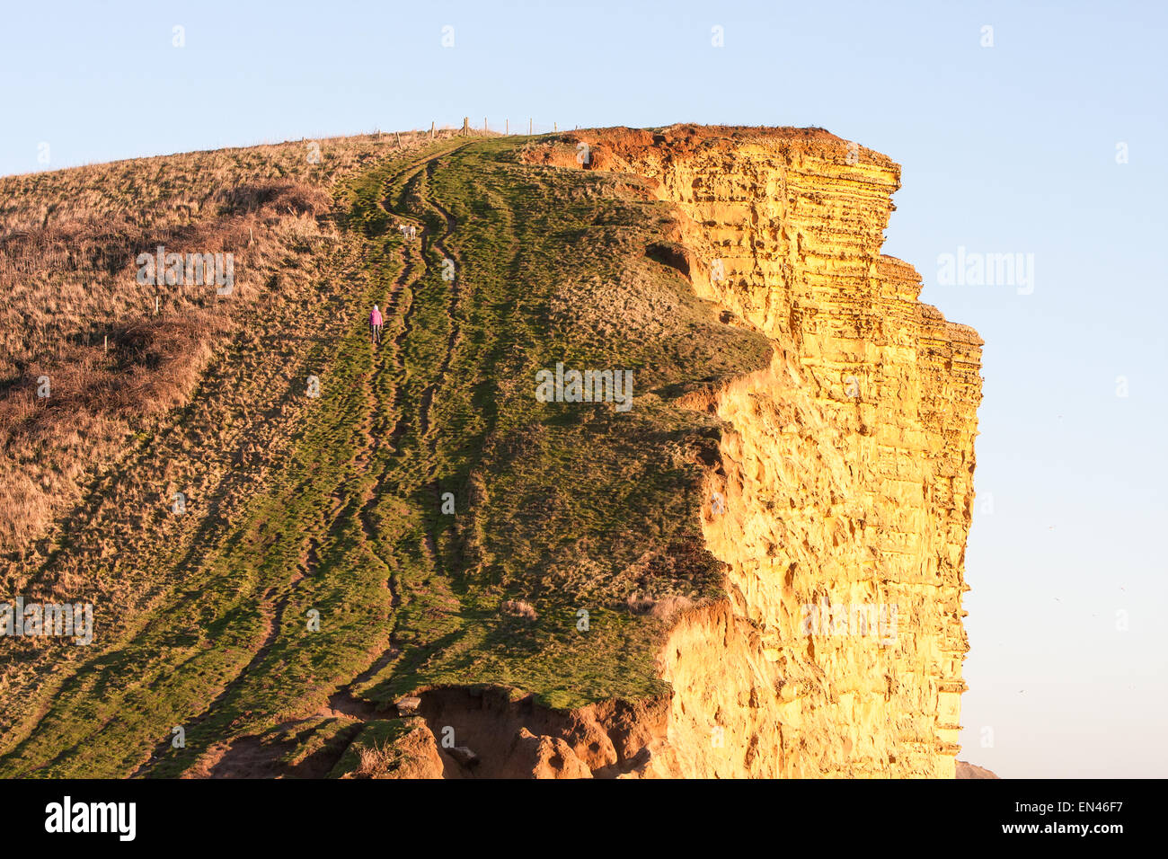 West Bay, Bridport, Jurassic Coast,Dorset,England,U.K. beliebte Broadchurch TV-Serie hier gedreht. Sonnenuntergang am imposanten East Cliff Stockfoto