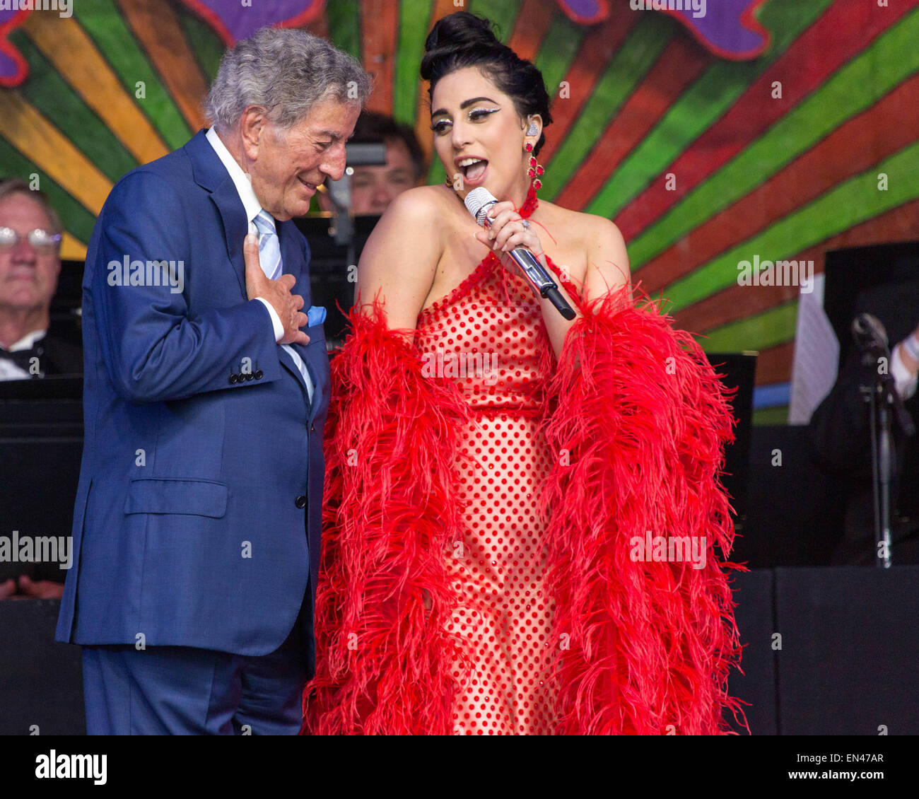 New Orleans, Louisiana, USA. 26. April 2015. Sänger LADY GAGA und TONY BENNETT führen gemeinsam live auf der Bühne während des New Orleans Jazz and Heritage Festival in New Orleans, Louisiana © Daniel DeSlover/ZUMA Draht/Alamy Live News Stockfoto