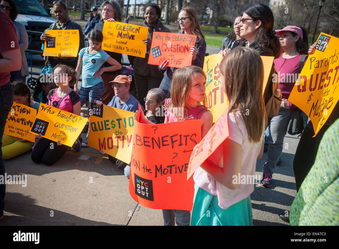 Eltern und ihre Kinder Kundgebung gegen allgemeine Grundsätze zu testen und fordern andere Eltern zu opt-Out, im Prospect Park in Brooklyn in New York am Dienstag, 21. April 2015. Die vom Bund vorgeschriebenen Tests erheben den Zorn vieler Eltern aus verschiedenen Gründen einschließlich verschwenden Zeit im Klassenzimmer und die Bewegung, Lehrer Leistung zu den Testergebnissen zu binden. Fast 175.000 Studenten haben entschieden-im Staat New York nach Anti-Test plädiert Out. (© Richard B. Levine) Stockfoto