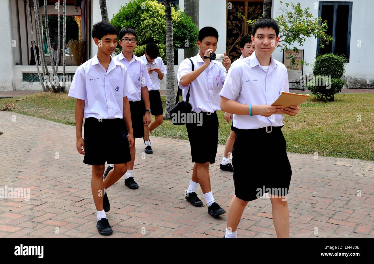 Bangkok, Thailand: Thai Teenager Studenten in ihrer Verordnung Shorts und weißen Hemden auf einem Schulausflug zum Nationalmuseum Stockfoto