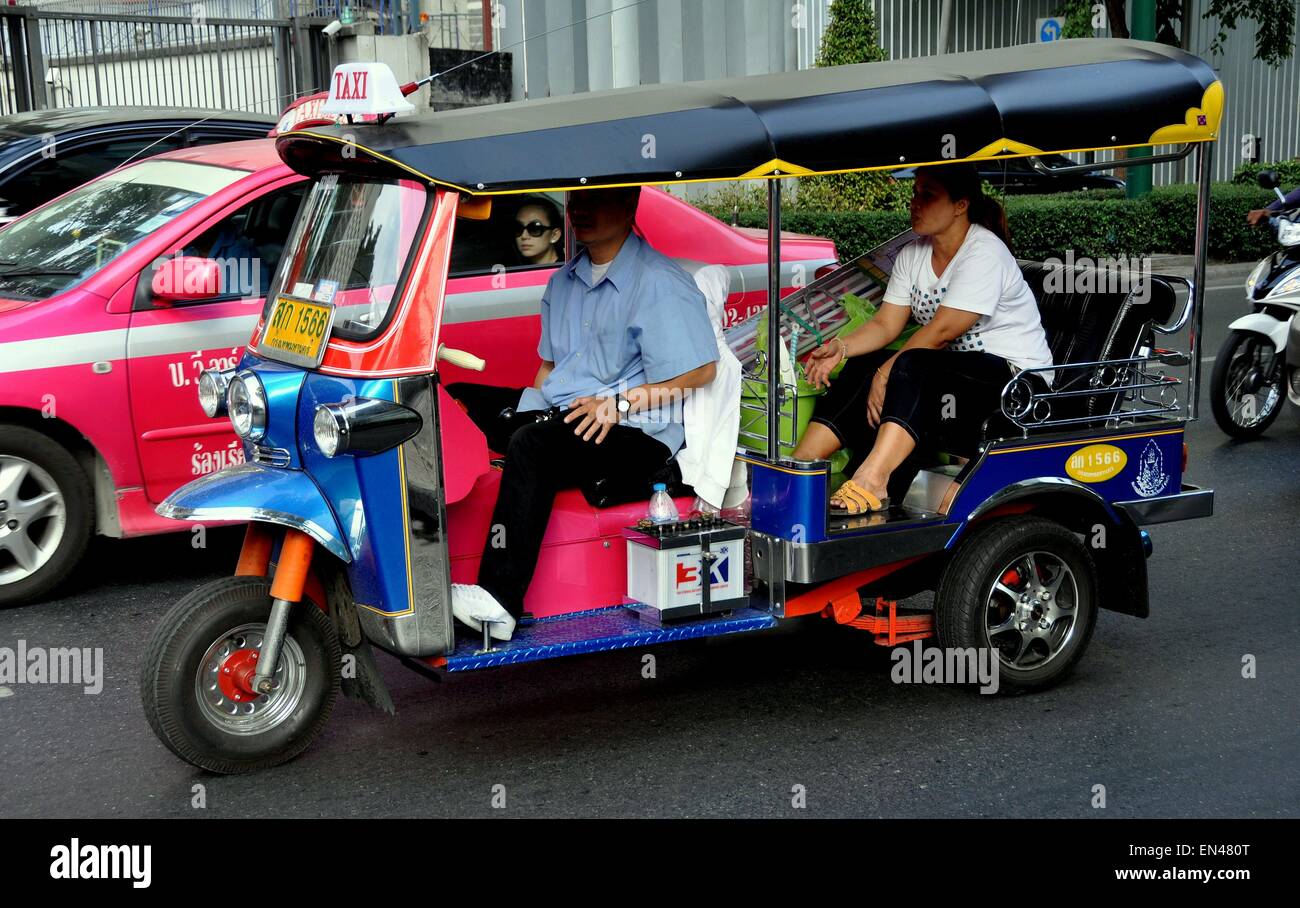 Bangkok, Thailand: Tuk-Tuk-Taxi-Fahrer mit dem Tarif sitzen im Verkehr auf Sukhamvit Straße Stockfoto