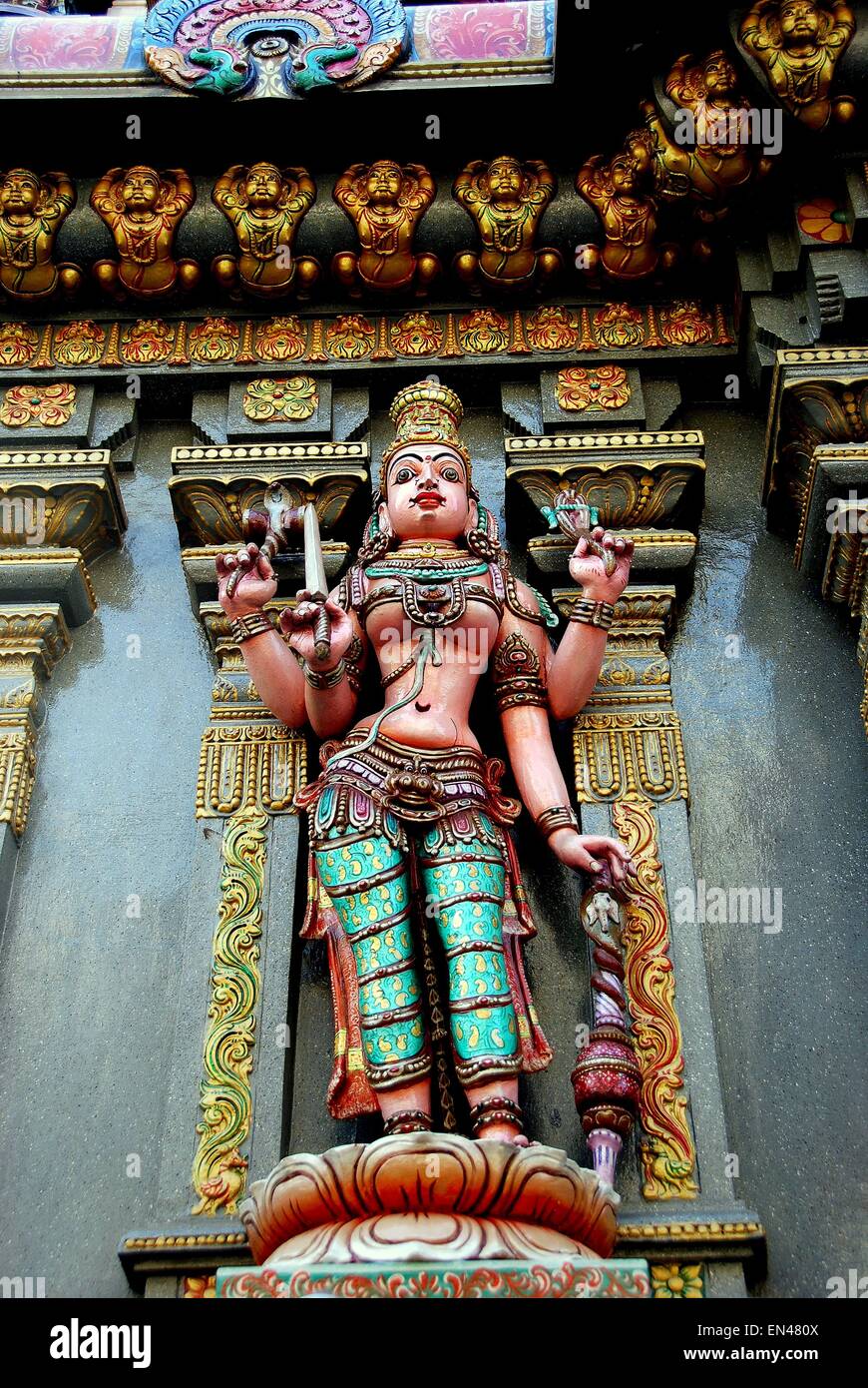 Bangkok, Thailand: Ein Bodhisatthva Buddha mit mehreren Armen an der Sri Maha Mariamman Hindu-Tempel auf der Silom Road Stockfoto