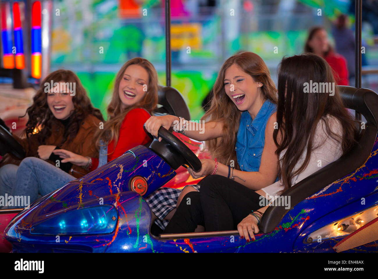 Carnival Stoßstange Fahrt Gruppe von Jugendlichen lachen Stockfoto