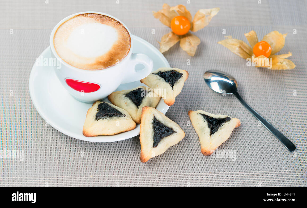 hausgemachte Kekse mit Pflaumen, liegend auf einem Tablett neben einer Tasse Kaffee Stockfoto