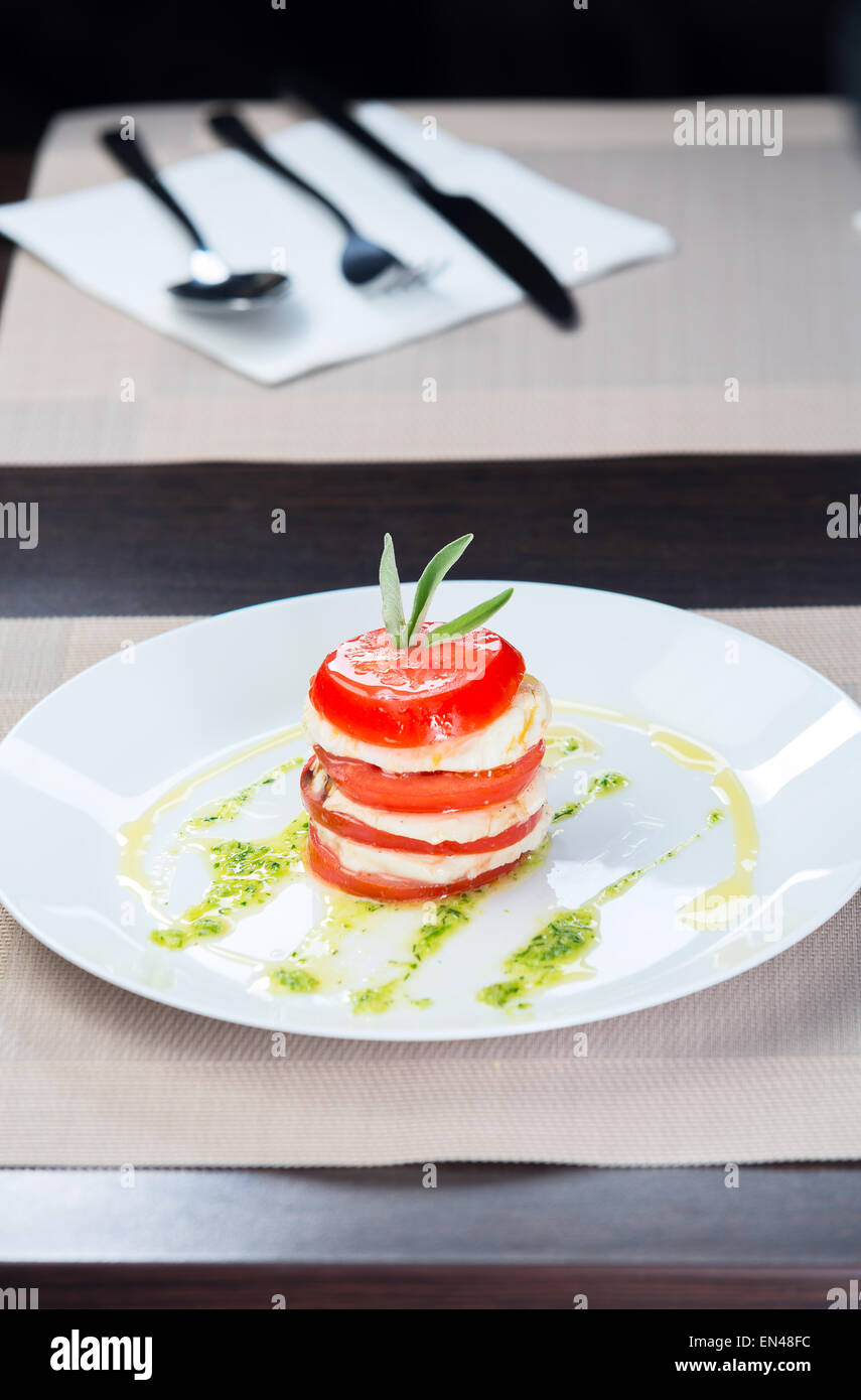 Italienische Caprese Tomaten und Mozzarella liegt auf einem Teller Stockfoto