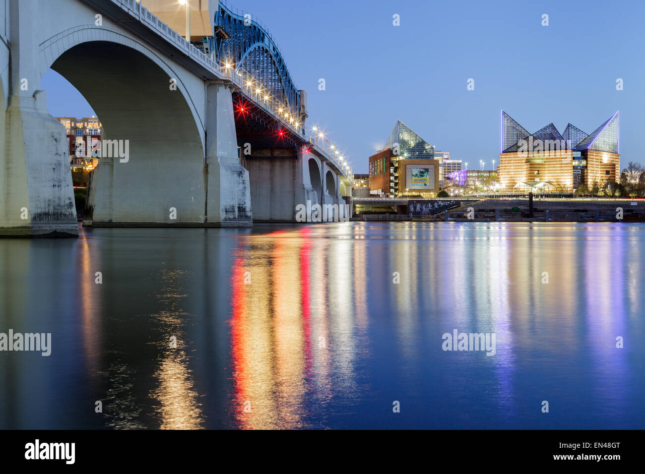 Tennessee Aquarium und Market Street Bridge, Chattanooga, Tennessee, USA Stockfoto