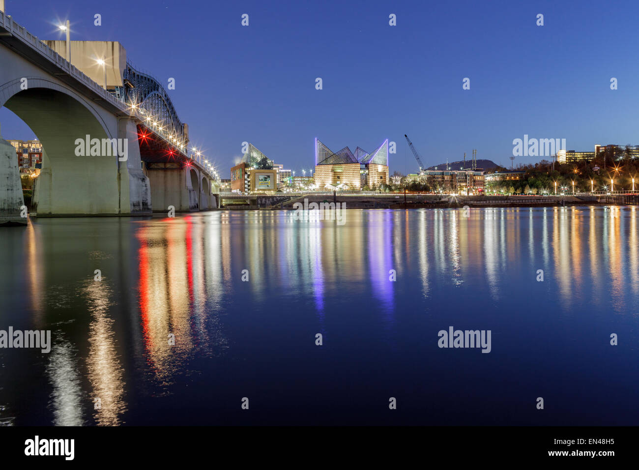 Tennessee Aquarium und Market Street Bridge, Chattanooga, Tennessee, USA Stockfoto