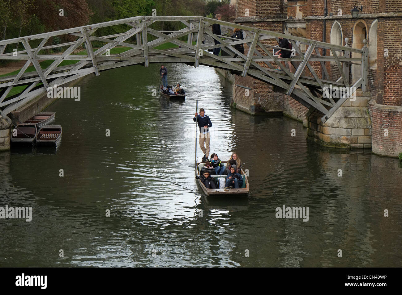 Touristen, Stechkahn fahren auf dem Fluss Cam in Cambridge, 26. April 2015 Stockfoto
