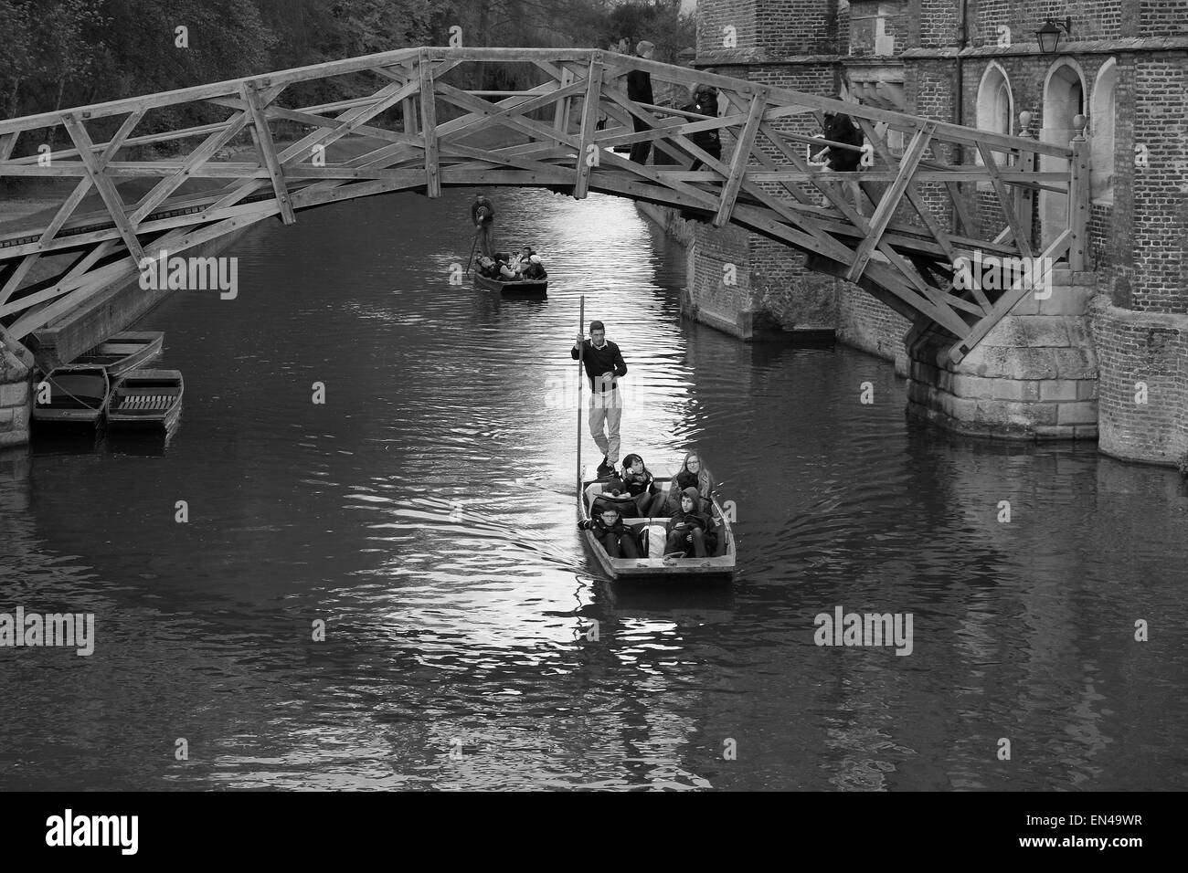 Touristen stochern auf dem Fluss Cam unter der mathematische Brücke in Cambridge, 26. April 2015 Stockfoto