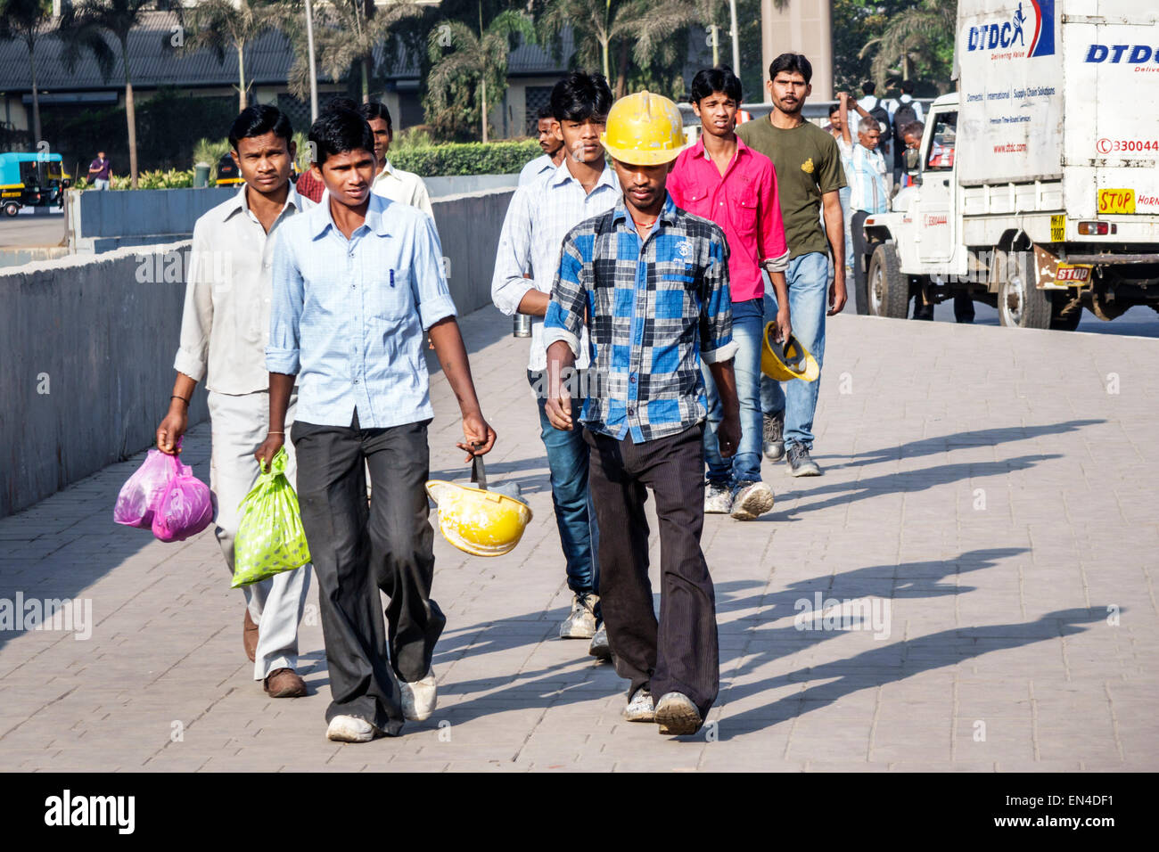 Mumbai Indien, Andheri East, Männer männlich, Bauarbeiter, Angestellte Arbeiter, Angestellte, Angestellte, Angestellte, harte Hüte, Hut, Arbeit verlassen, India150226007 Stockfoto