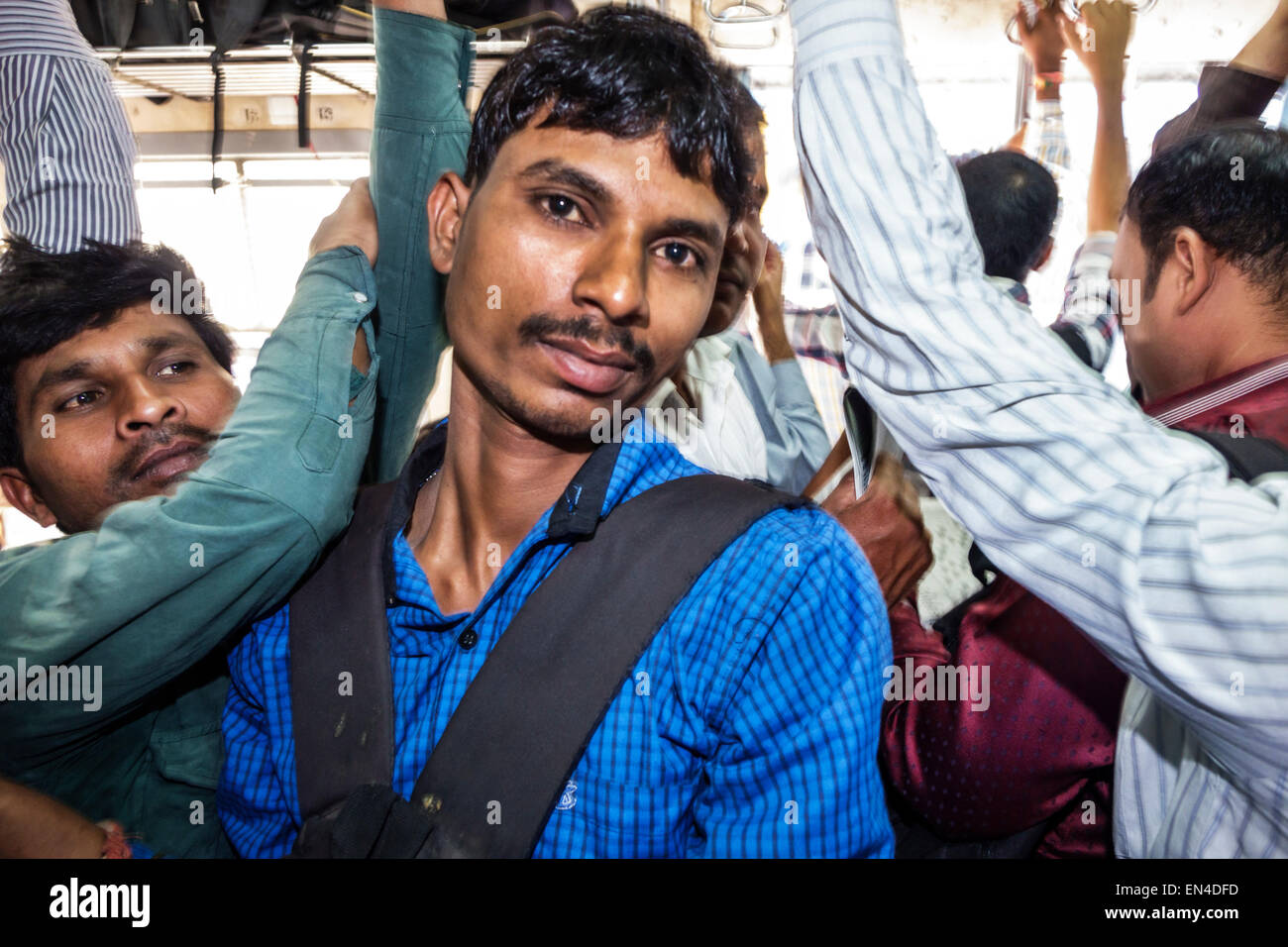 Mumbai Indien, Asian Andheri Railway Station, Western Line, Zug, Pendler, Fahrer, Passagiere Passagiere Fahrer, Mann Männer männlich, 2. Klasse Kabine, stehend Stockfoto