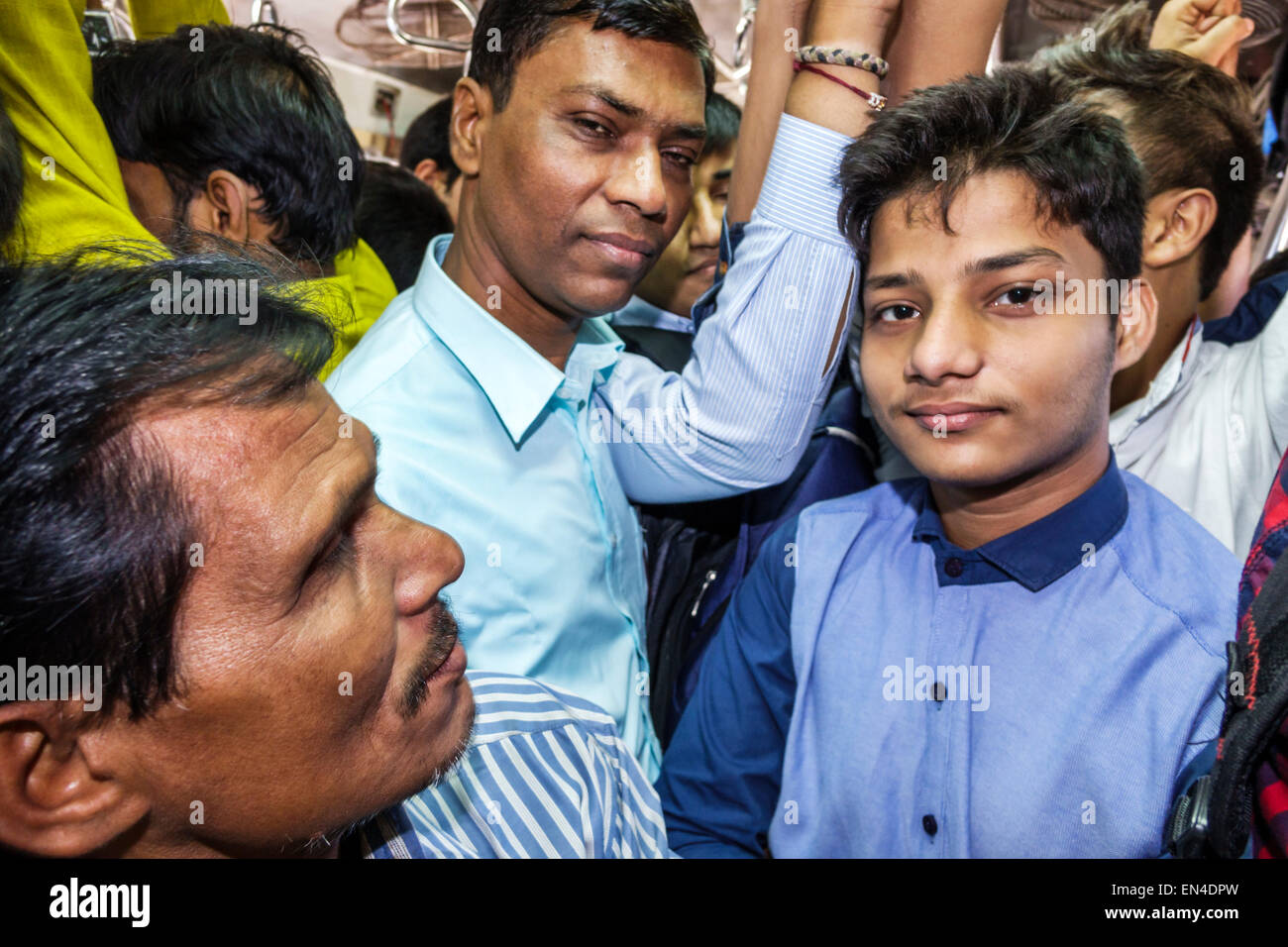 Mumbai Indien, Asiaten ethnischen Einwanderer Minderheit, Andheri Bahnhof, Western Line, öffentliche Verkehrsmittel, Zug, Pendler, Reiter, passe Stockfoto