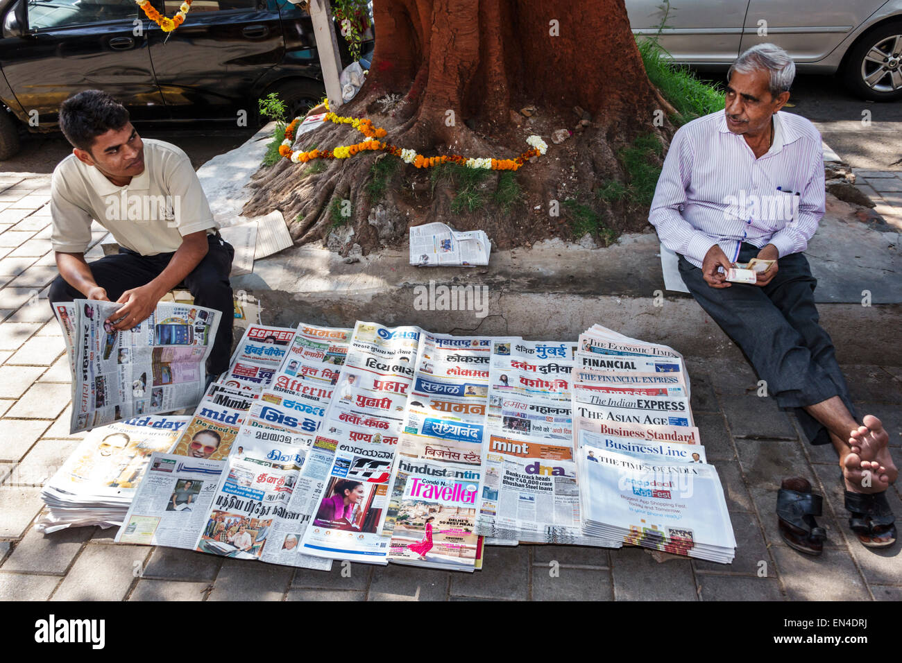 Mumbai Indien, Churchgate, Veer Nariman Road, Zeitungsstand, Stände, Stand, Stände, Verkäufer, Verkäufer, Händler, Markt, Markt, Mann Männer männlich, viele Möglichkeiten, disp Stockfoto