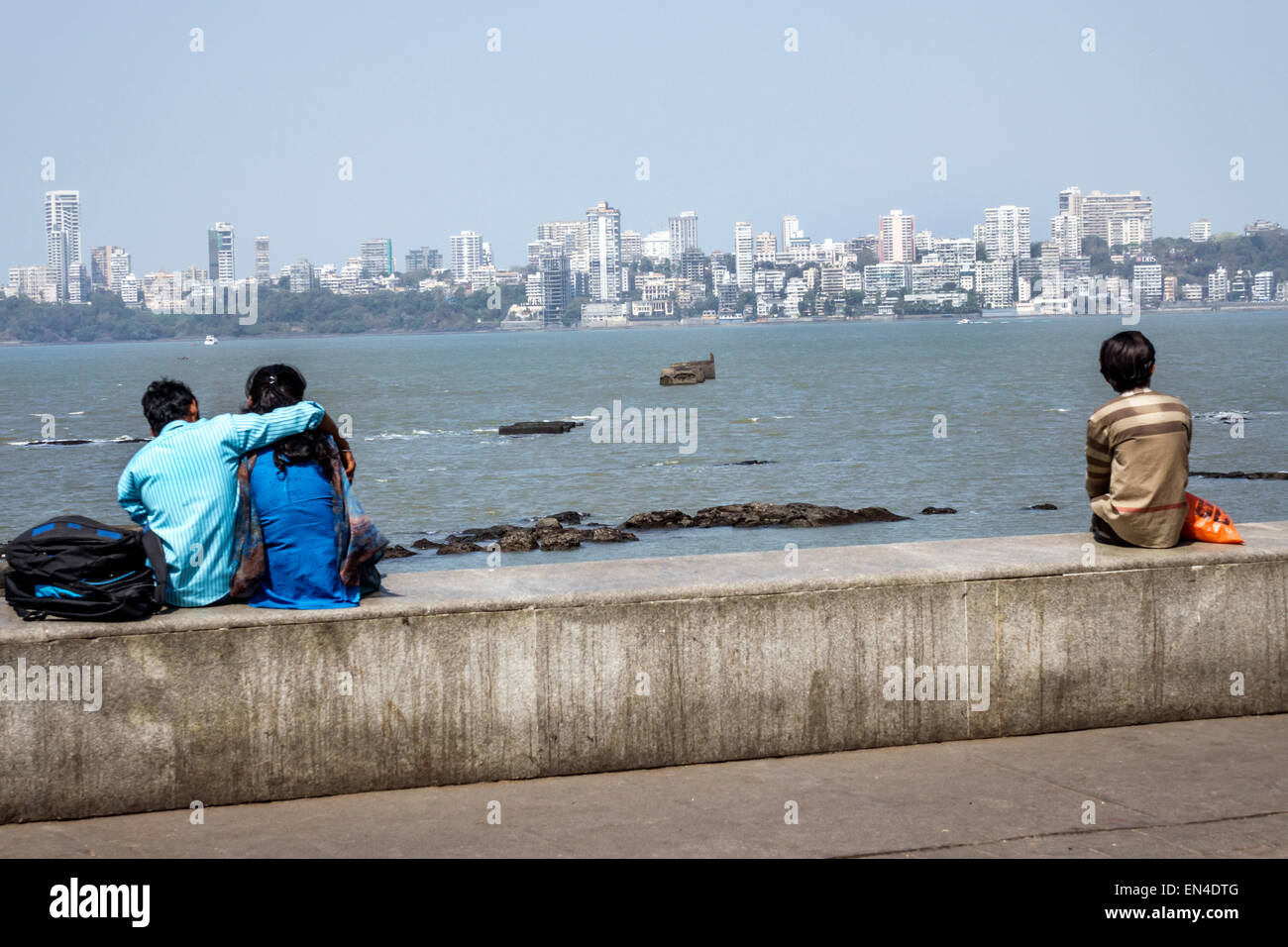 Mumbai Indien, Churchgate, Marine Drive, Back Bay, Arabian Sea, Teenager Teenager Teenager Teenager männlich junge Jungen Kinder Mädchen Mädchen, weibliche Jugendliche, Paar Stockfoto