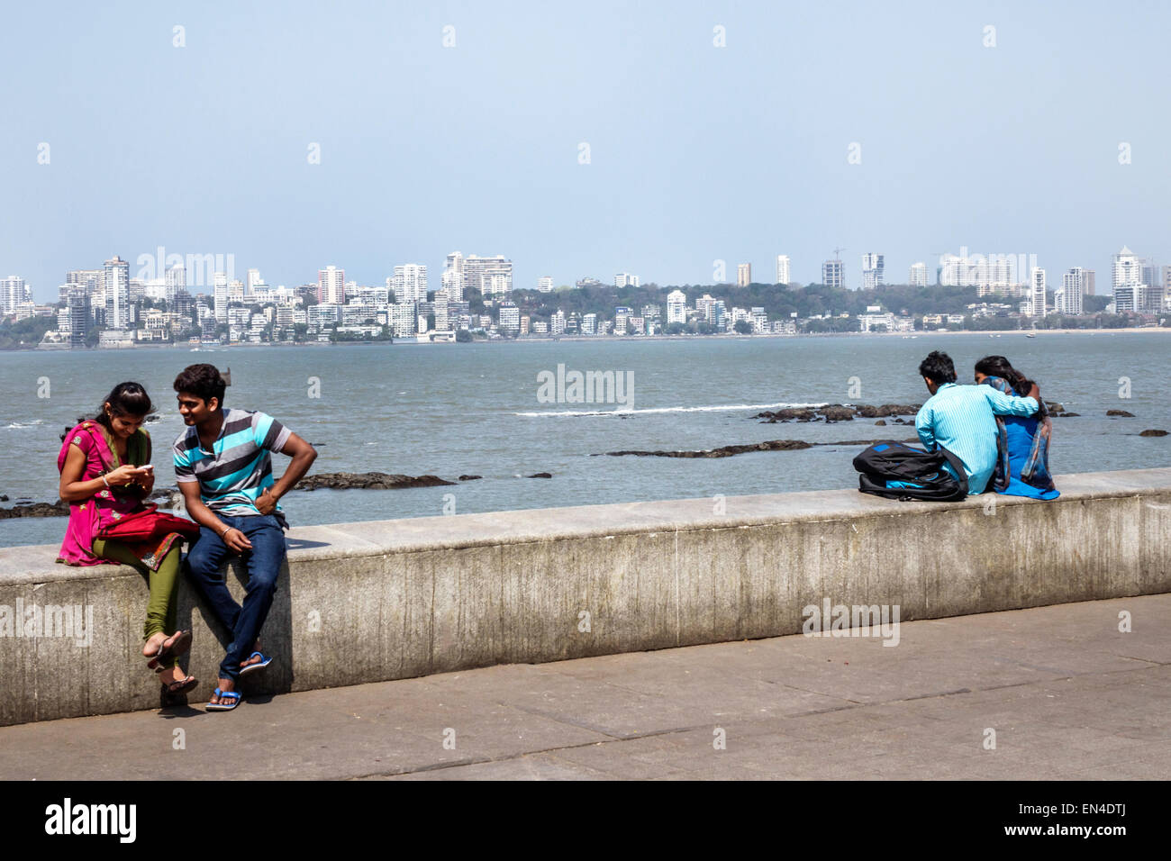 Mumbai Indien, Churchgate, Marine Drive, Back Bay, Arabian Sea, Mann Männer männlich, Frau weibliche Frauen, Paar, romantisch, Malabar Hill Skyline, Gebäude, India15022606 Stockfoto