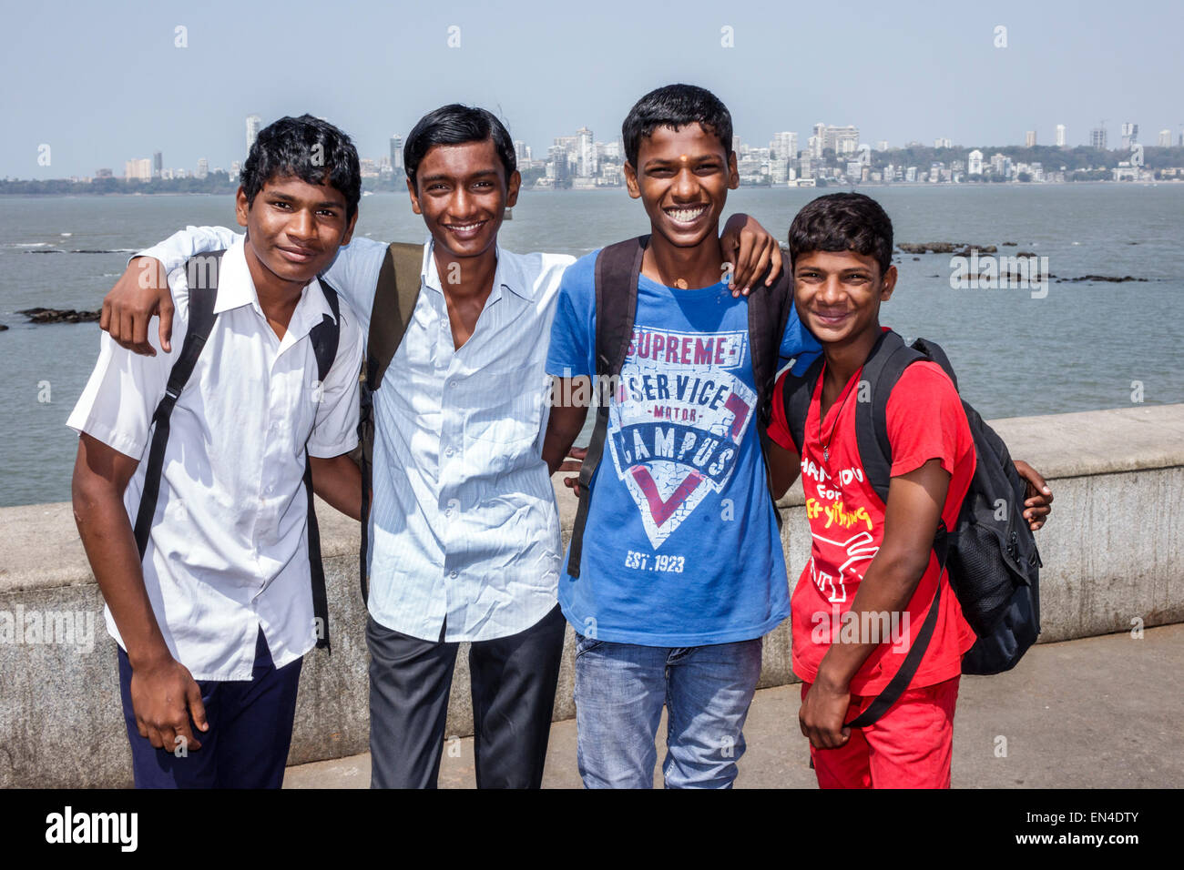 Mumbai Indien, Churchgate, Marine Drive, Back Bay, Arabian Sea, teen teens Teenager Teenager männlich junge jungen Kinder Student Studenten Freunde, lächelnd, ich Stockfoto