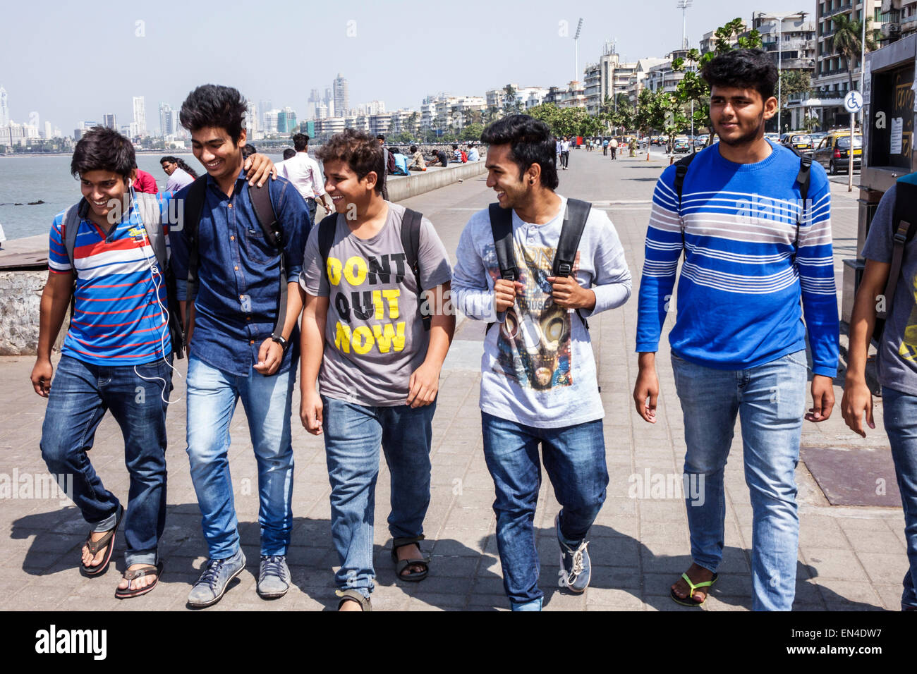 Mumbai Indien, indischer Asiatisch, Churchgate, Marine Drive, Back Bay Water, arabisches Meerwasser, Studenten Schüler Bildung Schüler, Teenager Teenager Teenager Stockfoto