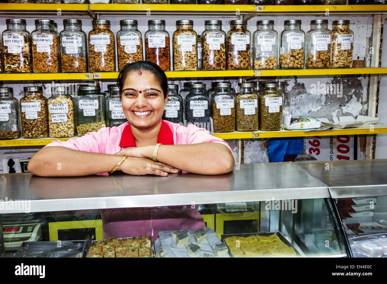 Mumbai Indien, Churchgate, Suryodaya, Lebensmittelgeschäft, Supermarkt, Theke, Trockenobst, Display-Verkauf Hindu, bindi, Frau weibliche Frauen, Arbeitnehmer Arbeiter wo Stockfoto