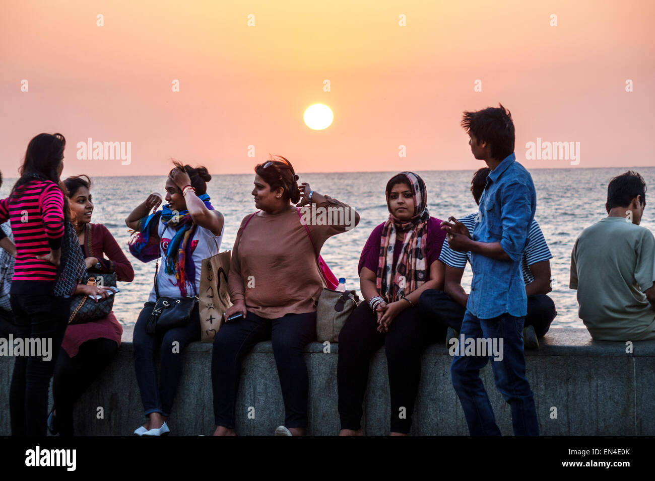 Mumbai Indien, Churchgate, Marine Drive, Back Bay, Arabian Sea, Frau weibliche Frauen, Freunde, Sonnenuntergang, Wasser, Indien150226150 Stockfoto