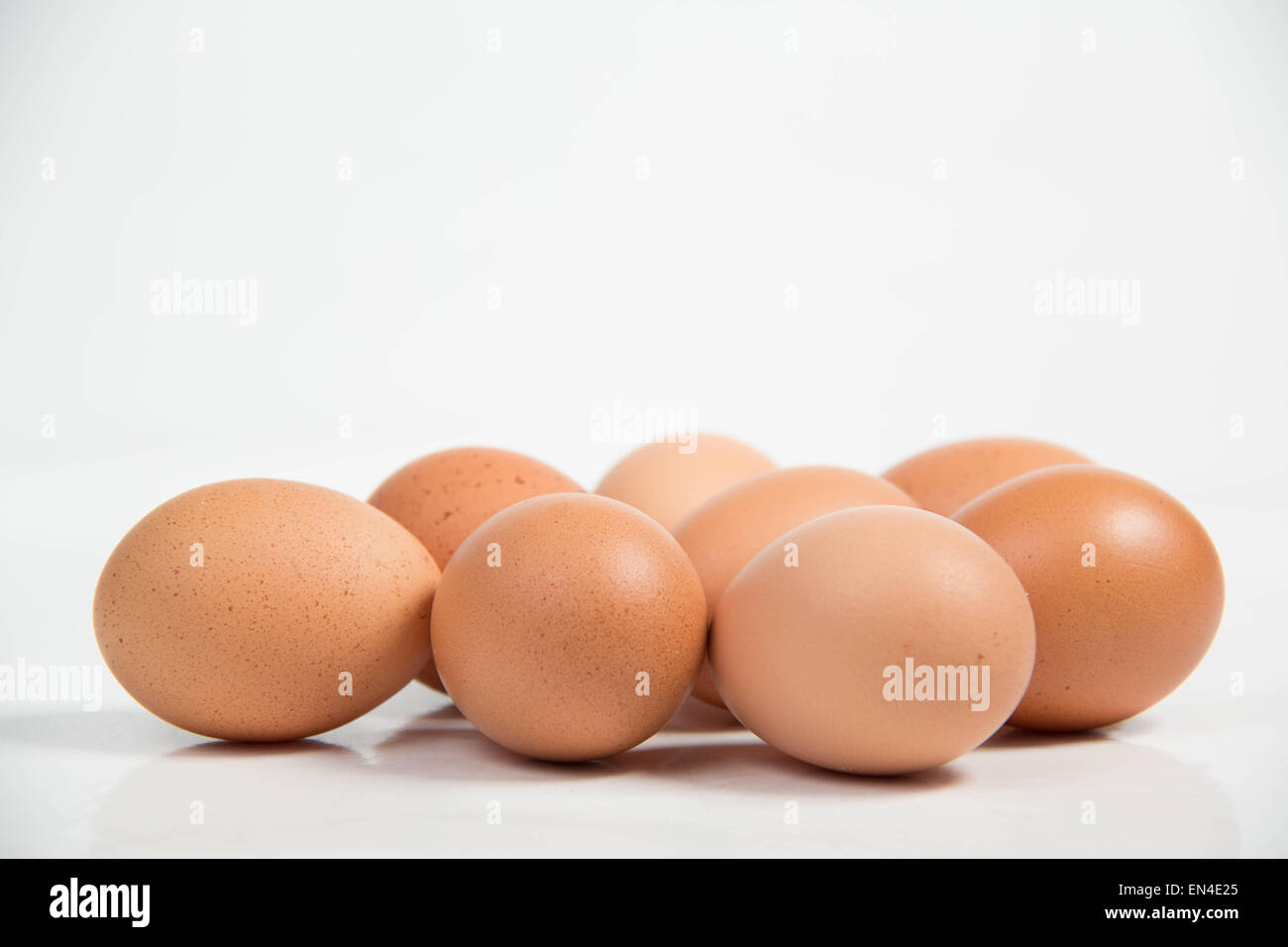 A soll rohe Eiern auf weißem Hintergrund. Stockfoto