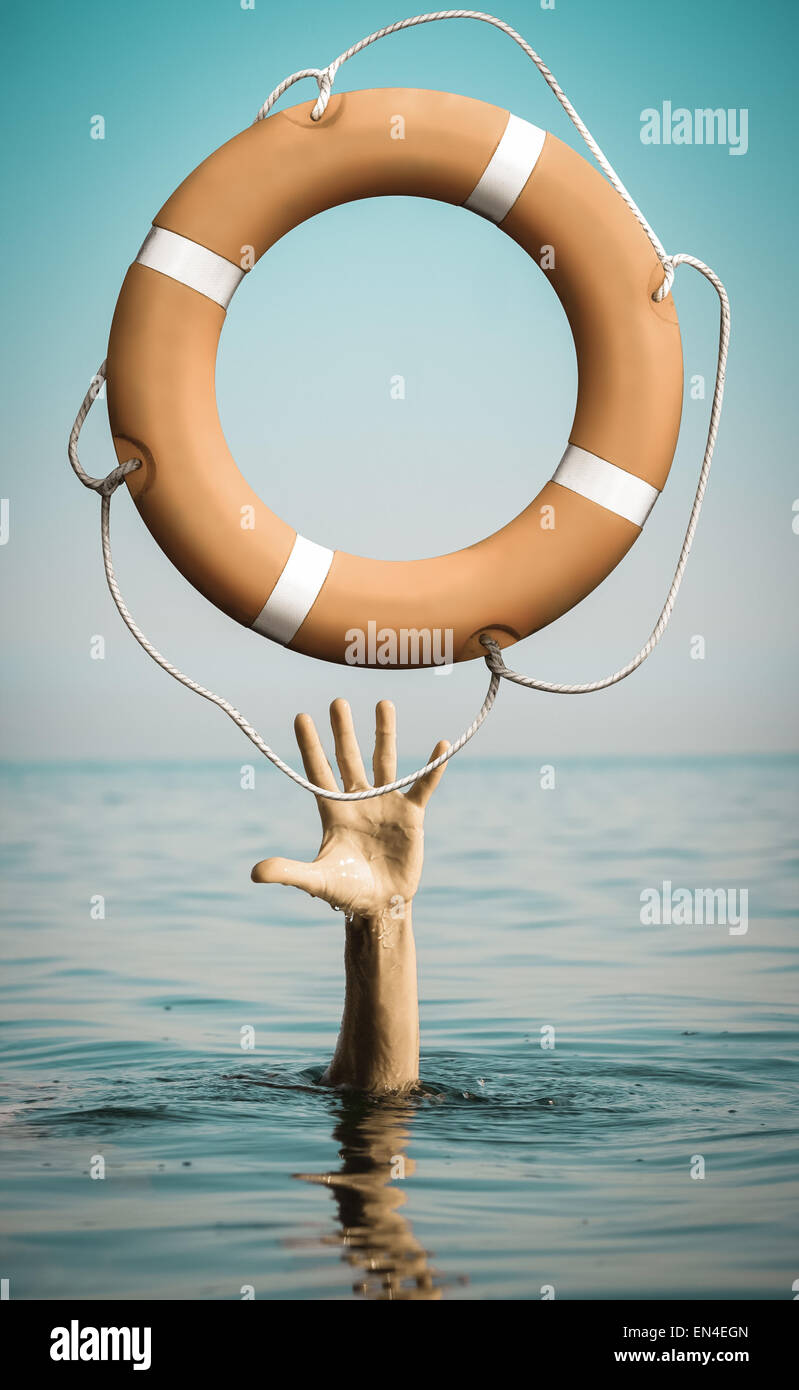 Hand im Meerwasser mit Rettungsring um Hilfe zu bitten Stockfoto