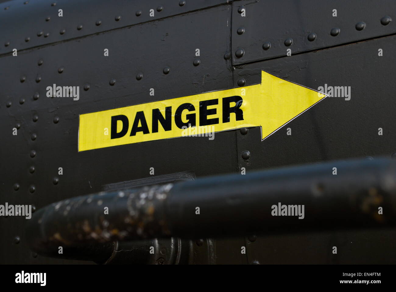 Gefahr Pfeilmarkierung auf Chinook-Hubschrauber in Vietnam War Remnants Museum. Stockfoto