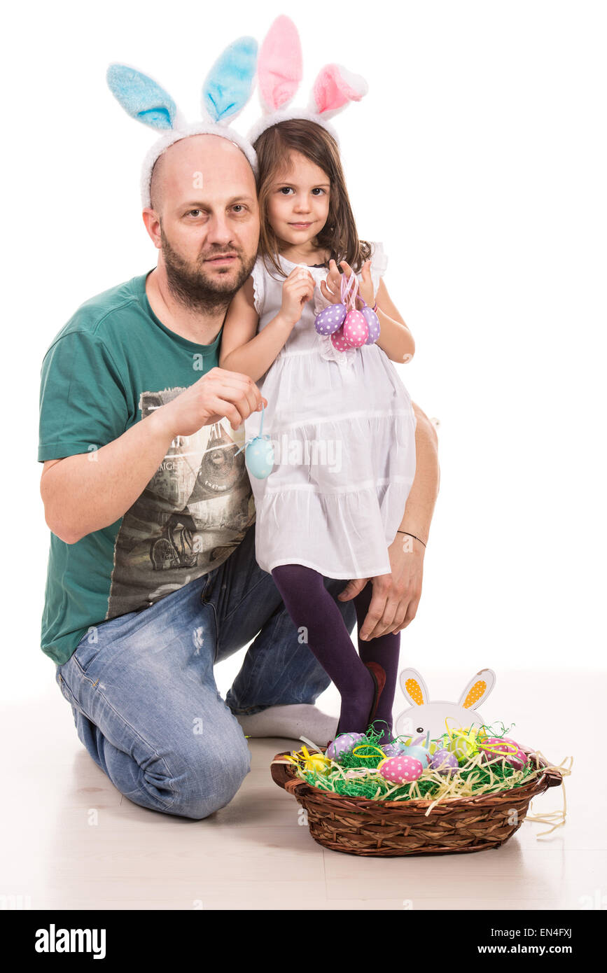 Vater und Tochter mit Hasenohren holding Ostereier Stockfoto