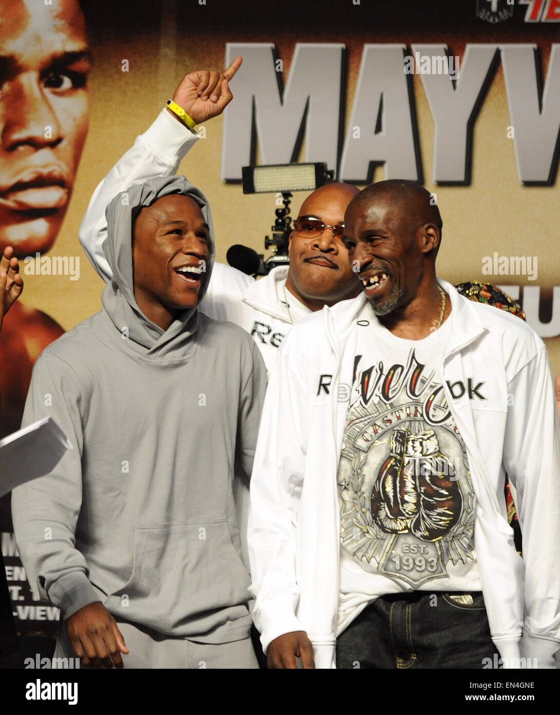 Las Vegas, Nevada, USA. Die beiden kämpfen im MGM am 19. September. 18. Sep, 2009. (L-R) Floyd Mayweather Jr. (USA), Leonard Ellerbe, Roger Mayweather Boxen: Floyd Mayweather Jr. der Vereinigten Staaten, erscheinen seine Berater Leonard Ellerbe, Onkel und seine Trainer Roger Mayweather bei der offiziellen Wiegen für seinen Kampf gegen Juan Manuel Marquez von Mexiko in der MGM Grand Garden Arena 18. September 2009 in Las Vegas, Nevada, USA. Die beiden kämpfen im MGM am 19. September. © Naoki Fukuda/AFLO/Alamy Live-Nachrichten Stockfoto