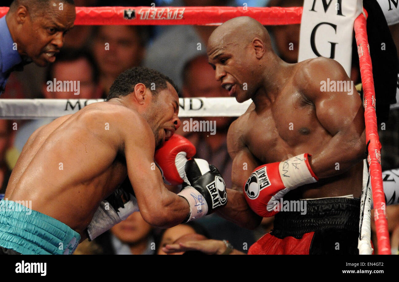 Las Vegas, Nevada, USA. 1. Mai 2010. (L-R) Shane Mosley, Floyd Mayweather Jr. (USA) Boxen: Floyd Mayweather Jr. der Vereinigten Staaten Hits Shane Mosley der Vereinigten Staaten während ihren Kampf im Weltergewicht in der MGM Grand Garden Arena in Las Vegas, Nevada, USA. © Naoki Fukuda/AFLO/Alamy Live-Nachrichten Stockfoto