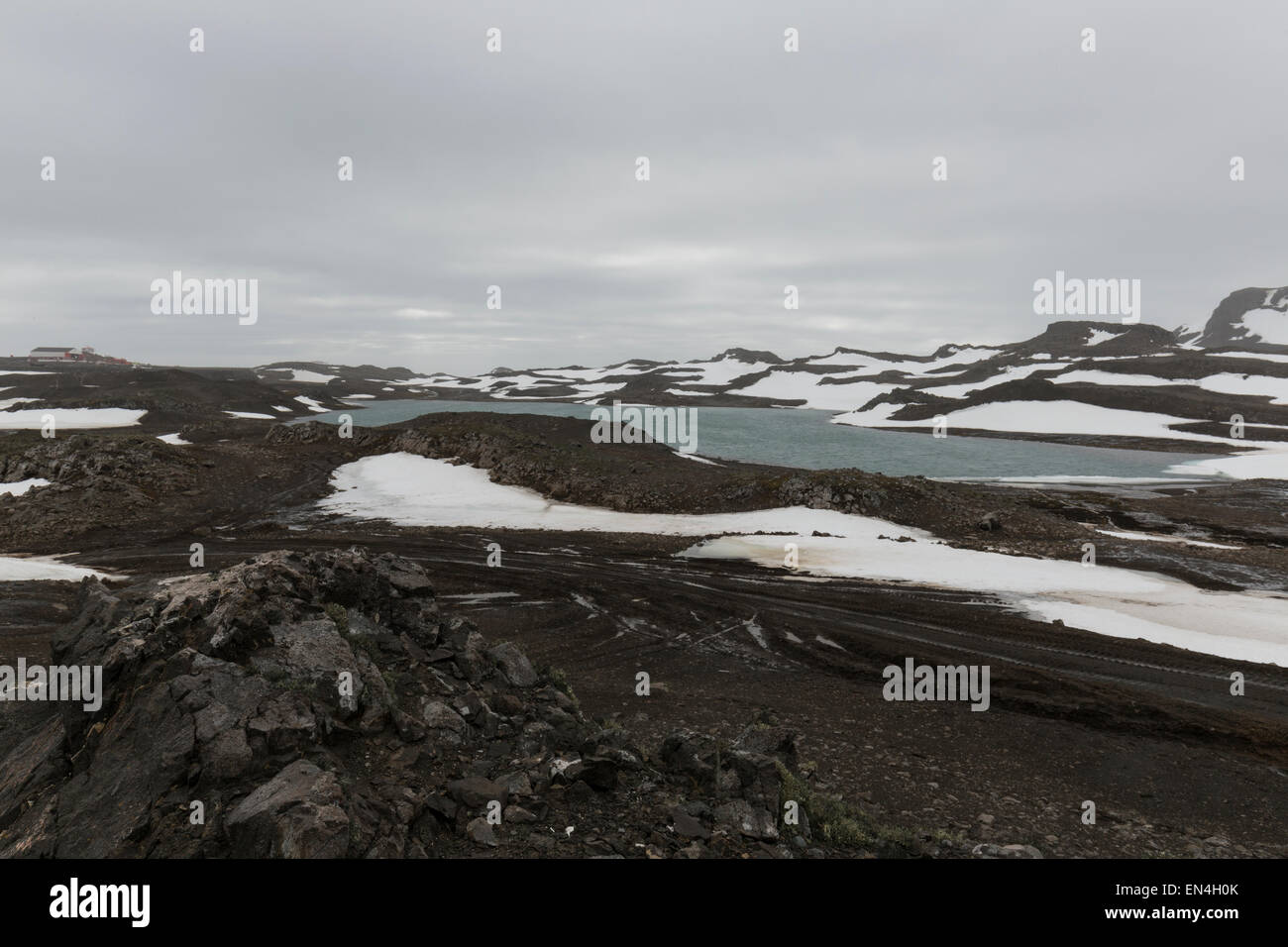See, umgeben von schneebedeckten Bergen, King George Island, Süd-Shetland-Inseln, Antarktis Stockfoto