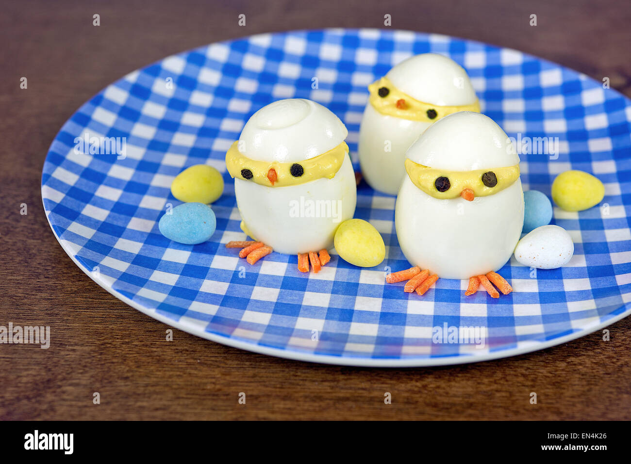 Deviled Eiern als Ostern Küken mit Süßigkeiten Eiern erstellt. Stockfoto