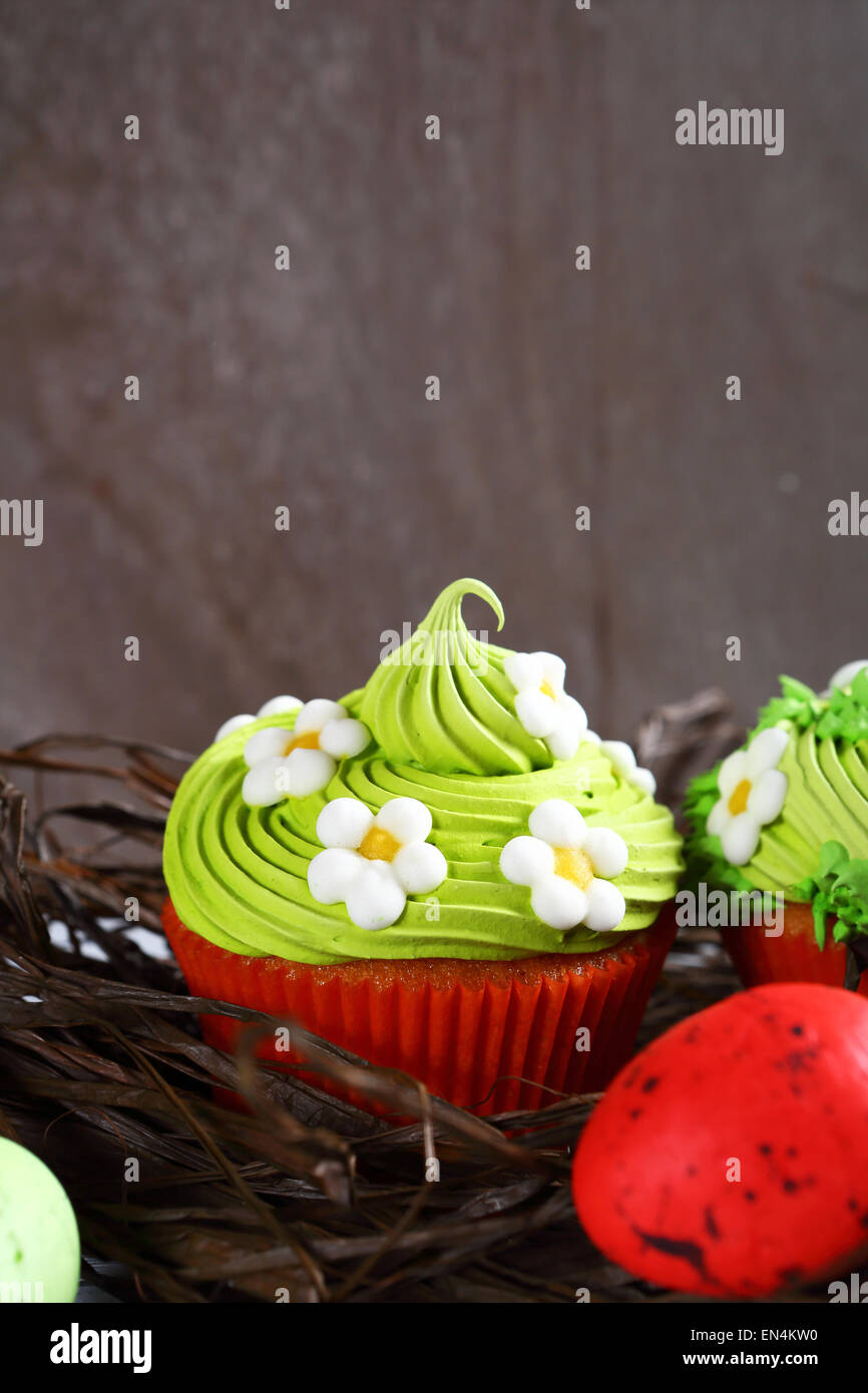 Ostern-Komposition mit Cupcakes, Essen Stockfoto