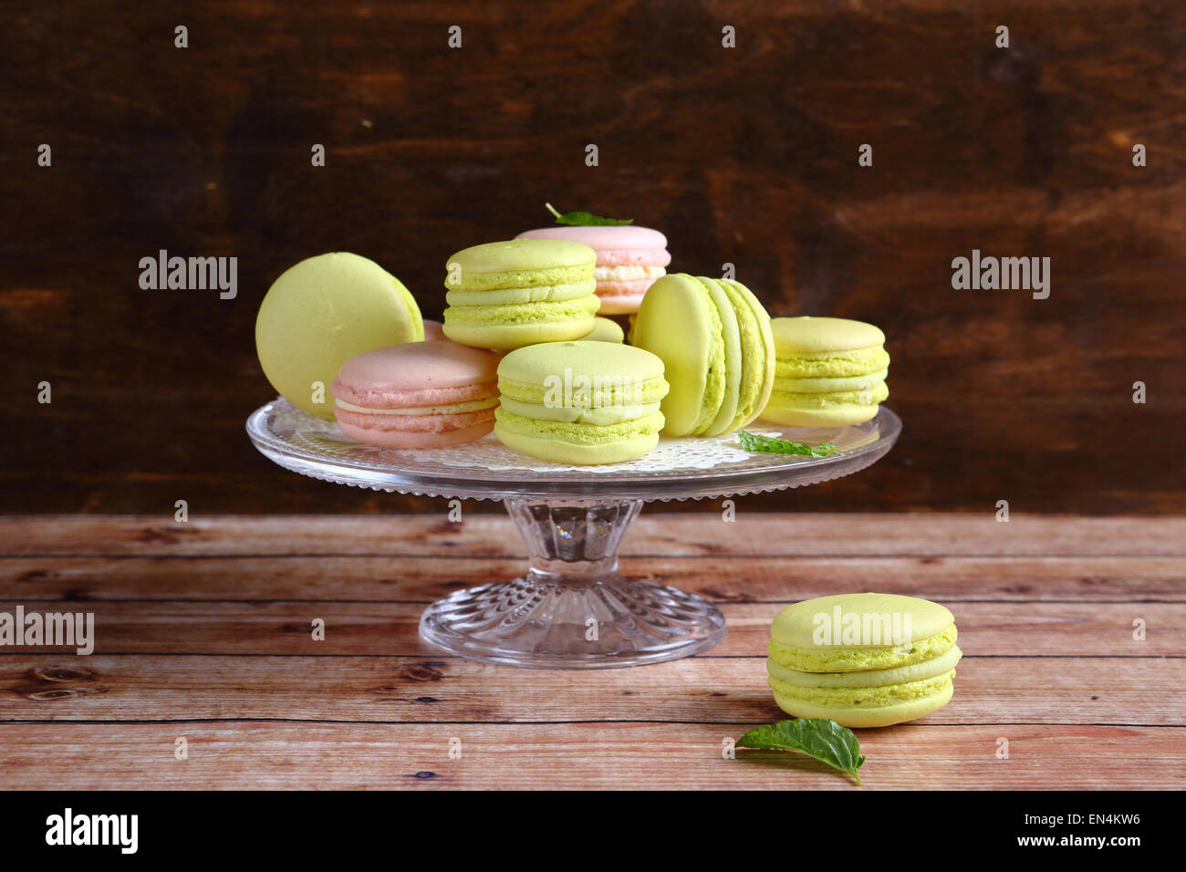 Süße Makronen auf einem Ständer, dessert Stockfoto