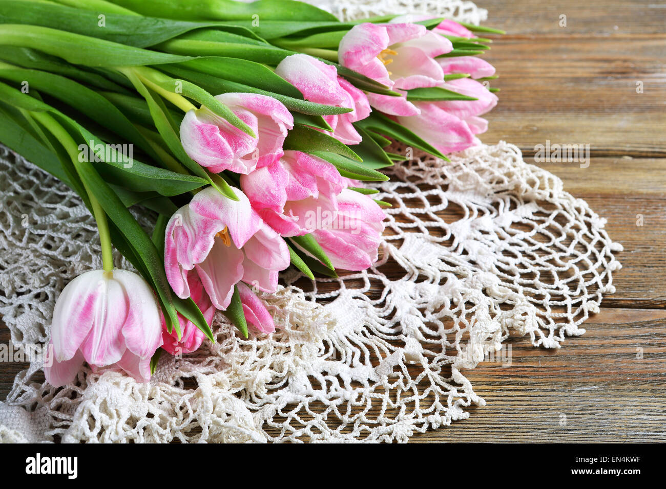 Arm der Tulpen auf den Brettern, Blumen Stockfoto