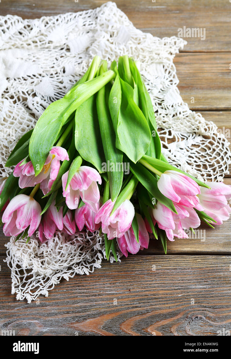 Arm rosa Tulpen auf den Brettern, Blumen Stockfoto