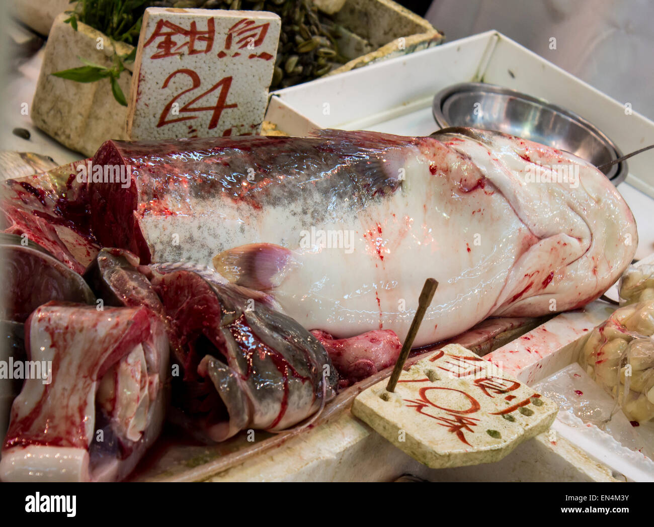 Nassen Markt Hong Kong China Fisch Kopf Körperteile nass blutig schleimiger Schleim Blut verkaufen Verkauf Touristen Essen Asiatisch Fett Stockfoto