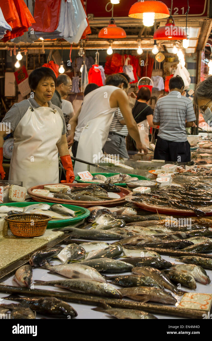 Nassen Markt Hong Kong China lebende Fische Verkauf nasse schleimige springen Geld Touristen Tasche Sack kaufen asiatischen Lebensmittelmarkt glücklich Stockfoto