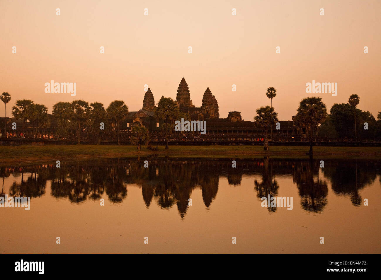 Schöne Tempel von Angkor Wat bei Sonnenuntergang, Kambodscha. Stockfoto