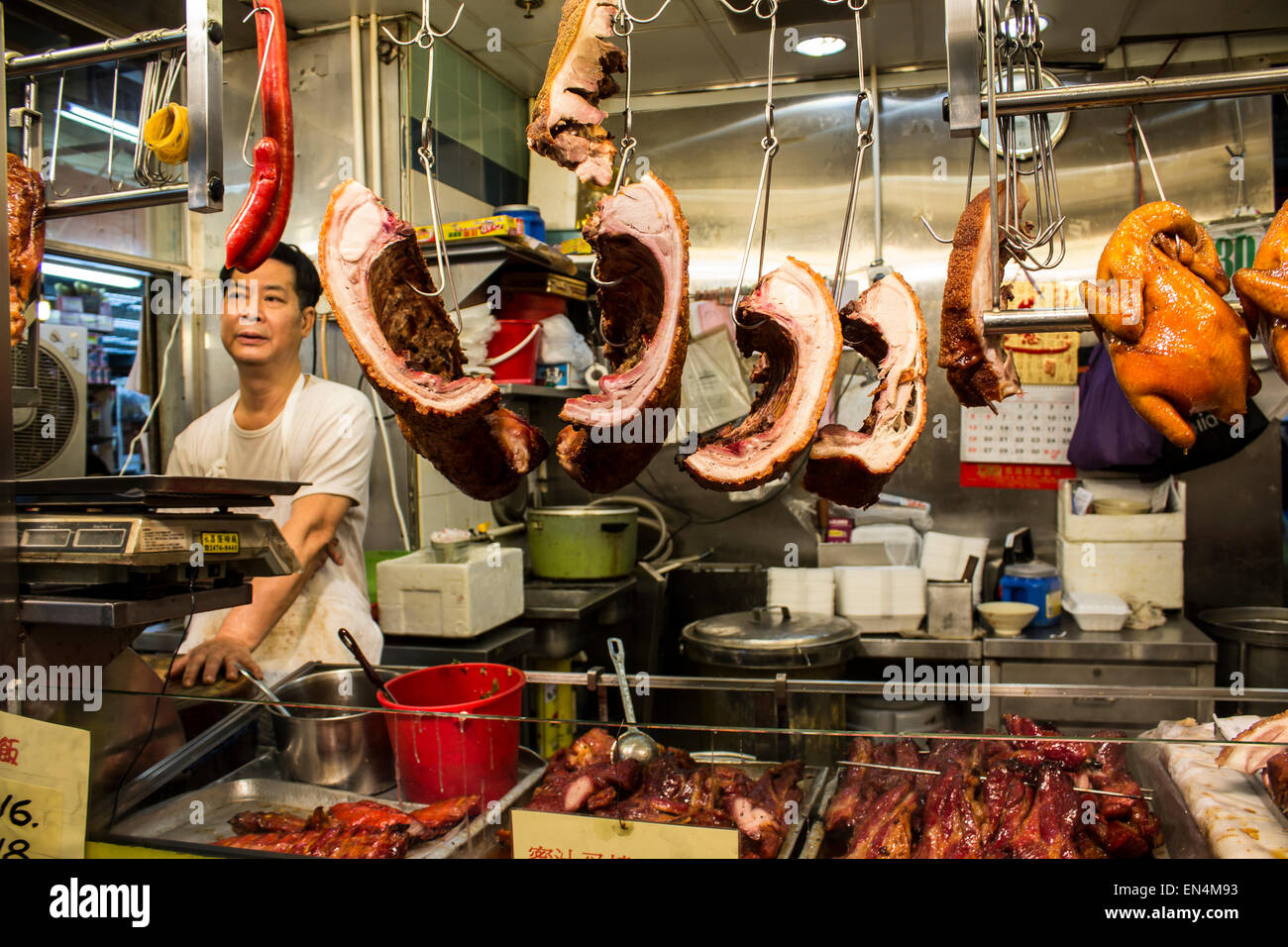 Nassen Markt Hong Kong China Metzger Frischfleisch Verkauf Schweinefleisch Rindfleisch Ente Bar-b-Que Kleiderbügel Stand Skalenanzeige hängen, Verkauf Stockfoto