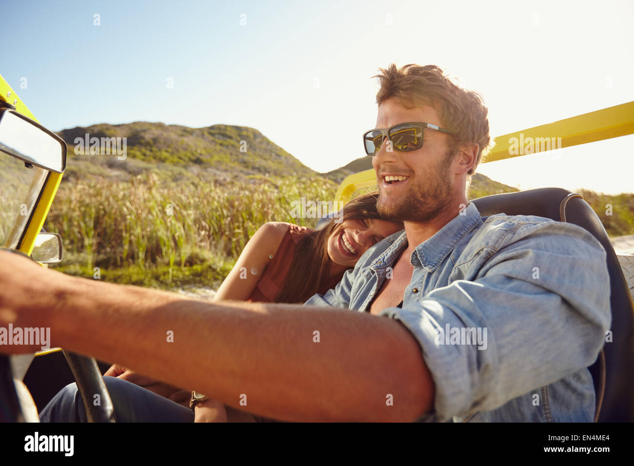 Glückliches junges Paar geht an den Feiertagen gemeinsam im Auto. Paar genießt einen Road trip zu lieben. Stockfoto