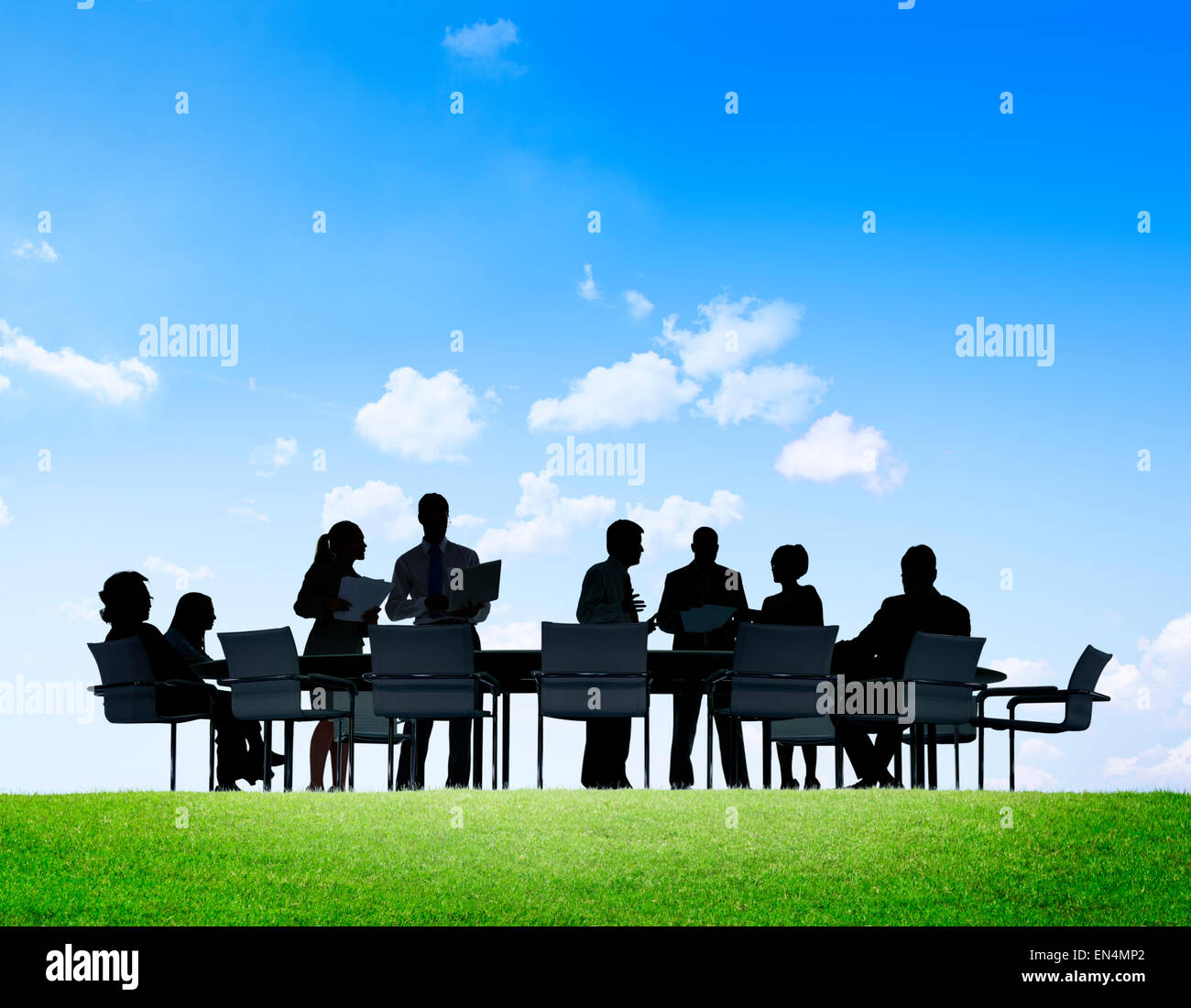 Silhouetten von Geschäftsleuten, die Arbeit im freien Stockfoto